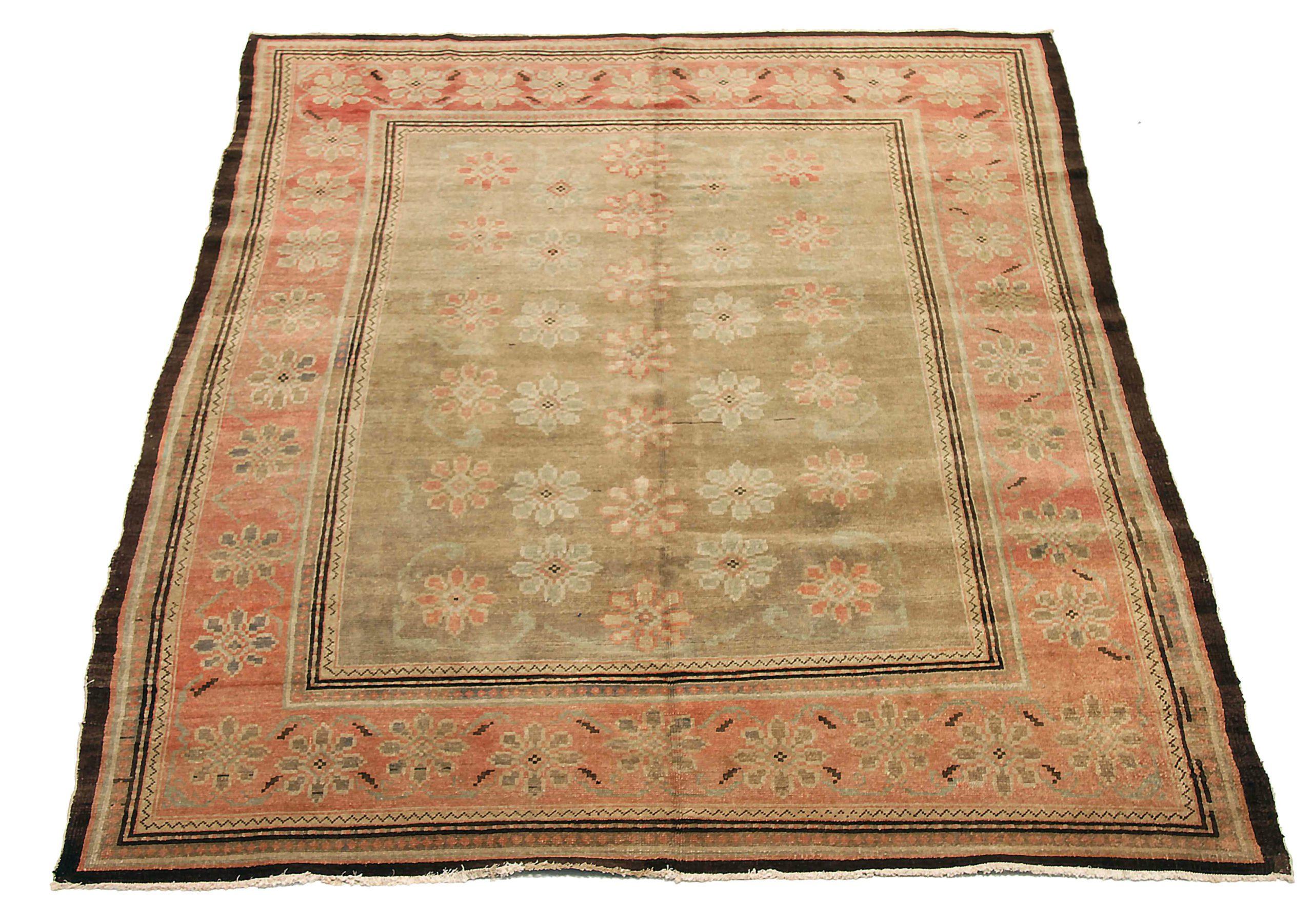 Scopri l'eleganza del Khotan russo, caratterizzato da una splendida lavorazione artigianale del 1880 circa. Progettato con una meticolosa attenzione ai dettagli, questo design esclusivo è perfetto per valorizzare il tuo spazio.