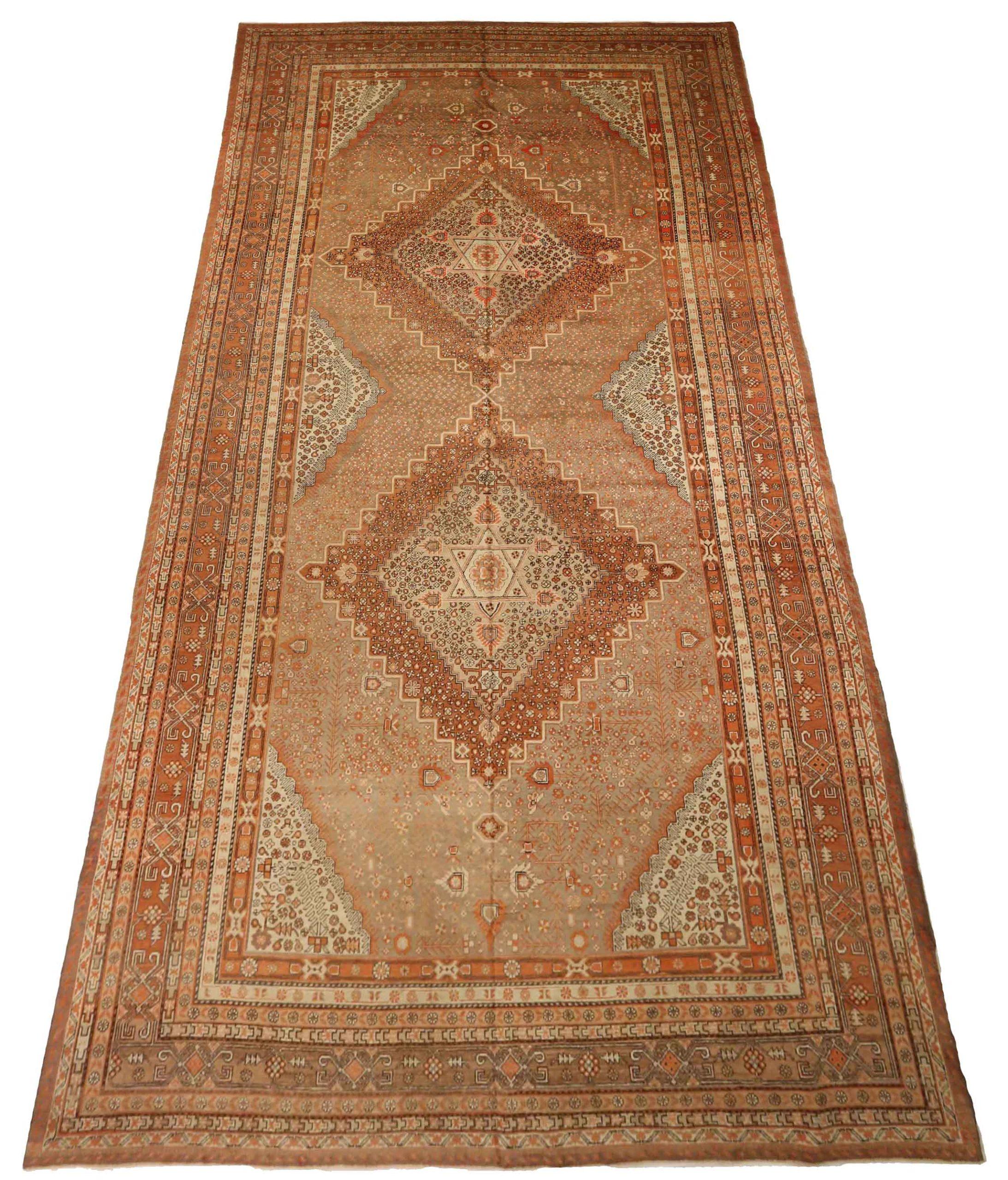Entdecken Sie die Eleganz des russischen Khotan mit einem übergroßen Teppich aus der Zeit um 1910. Dieses exklusive Design aus Wolle und GreenIvoryRed ist perfekt, um Ihren Raum zu verschönern.