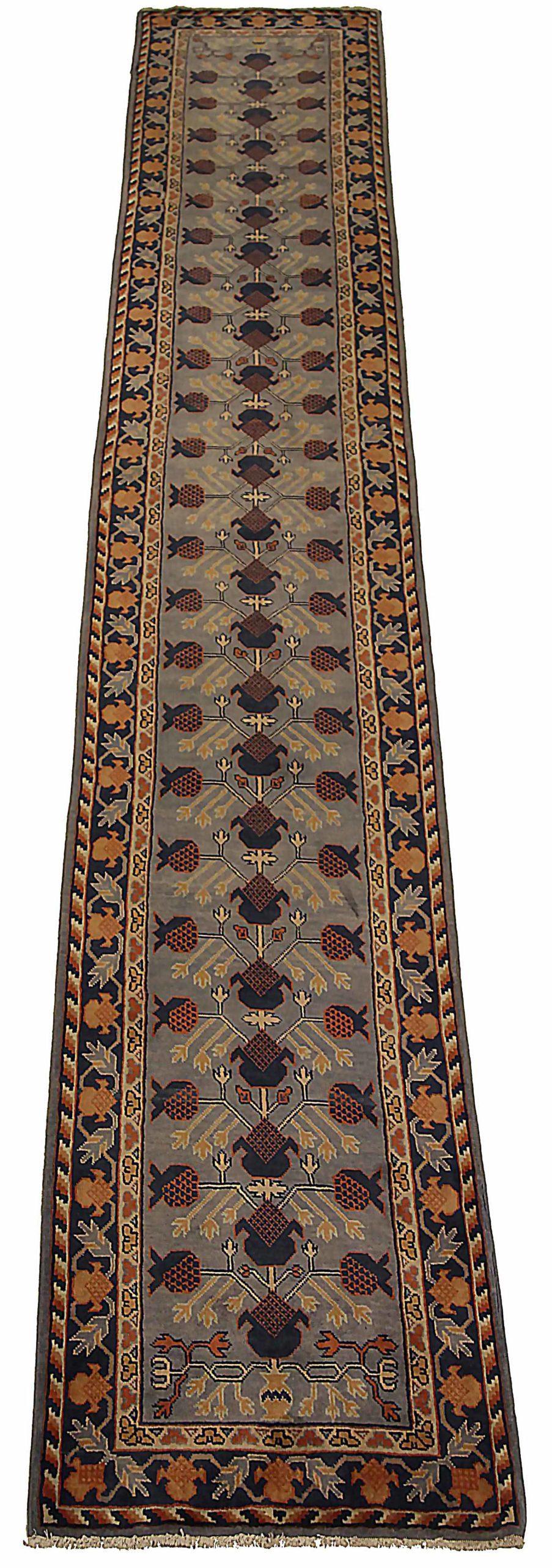 Scopri l'eleganza del tappeto russo Khotan, caratterizzato da Runner Rug del 1910. Progettato con lana e grigio-blu-giallo, questo design esclusivo è perfetto per valorizzare il tuo spazio.