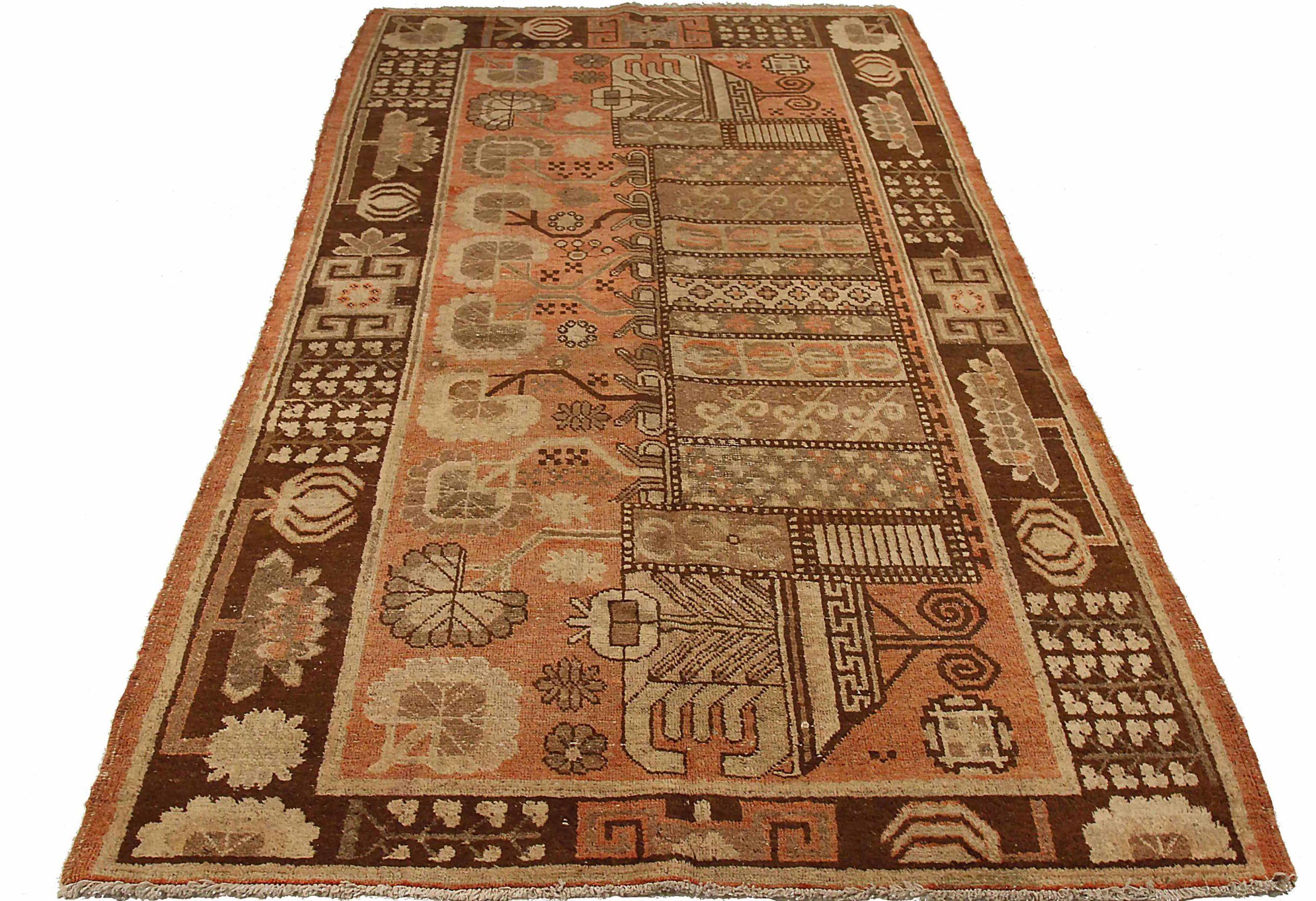 Entdecken Sie die Eleganz des russischen Khotan mit dem kleinen Teppich von CIRCA 1910. Dieses exklusive Design aus Wolle und Braun-Elfenbein-Rosa ist perfekt, um Ihren Raum zu verschönern.