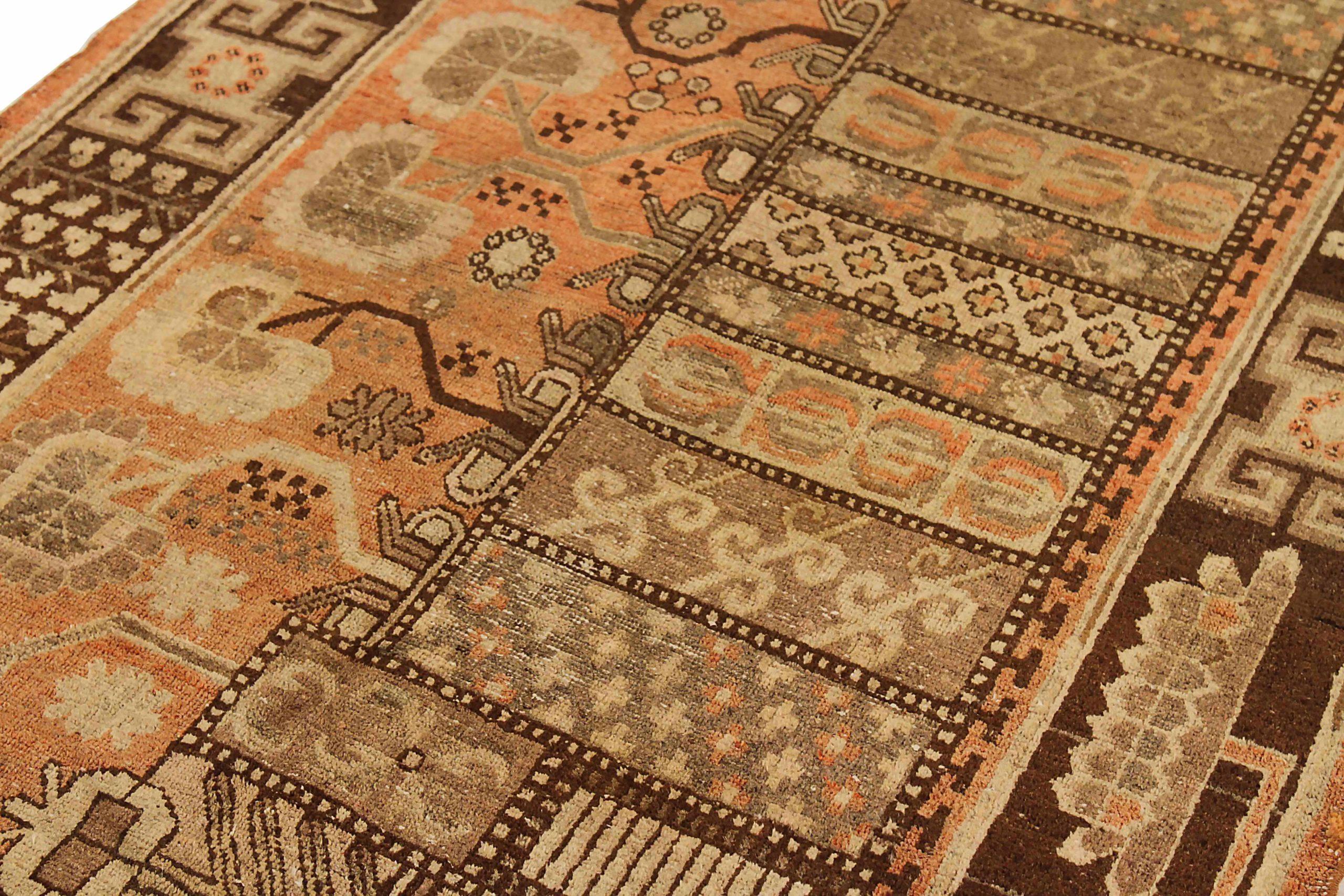 Russischer Khotan Kleiner Teppich CIRCA 1910 - Wolle Braun Elfenbein Rosa 71840 im Zustand „Hervorragend“ im Angebot in Dallas, TX