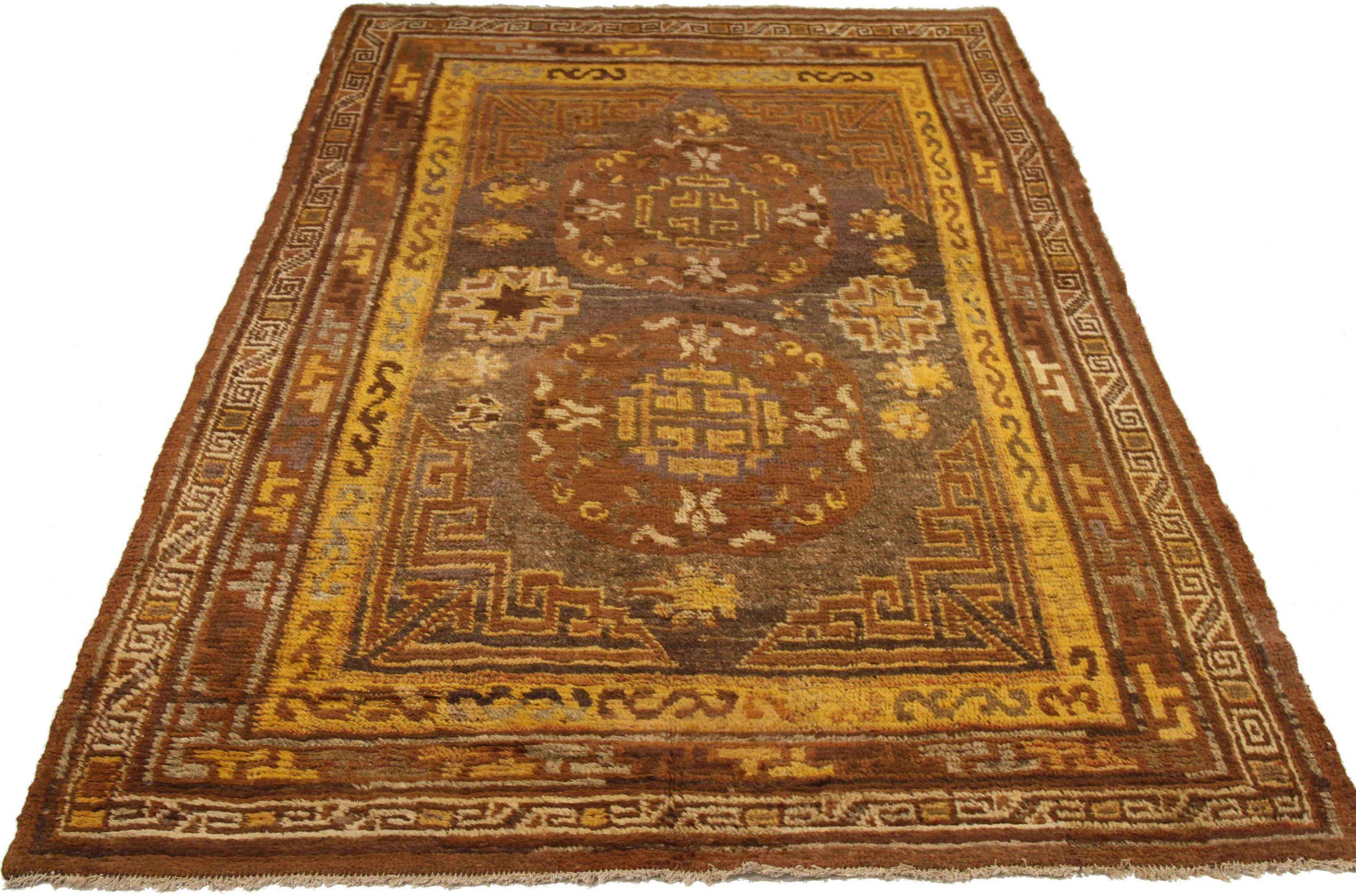 Scopri l'eleganza del tappeto russo Khotan di piccole dimensioni CIRCA 1910. Progettato con lana e giallo marrone, questo design esclusivo è perfetto per valorizzare il tuo spazio.