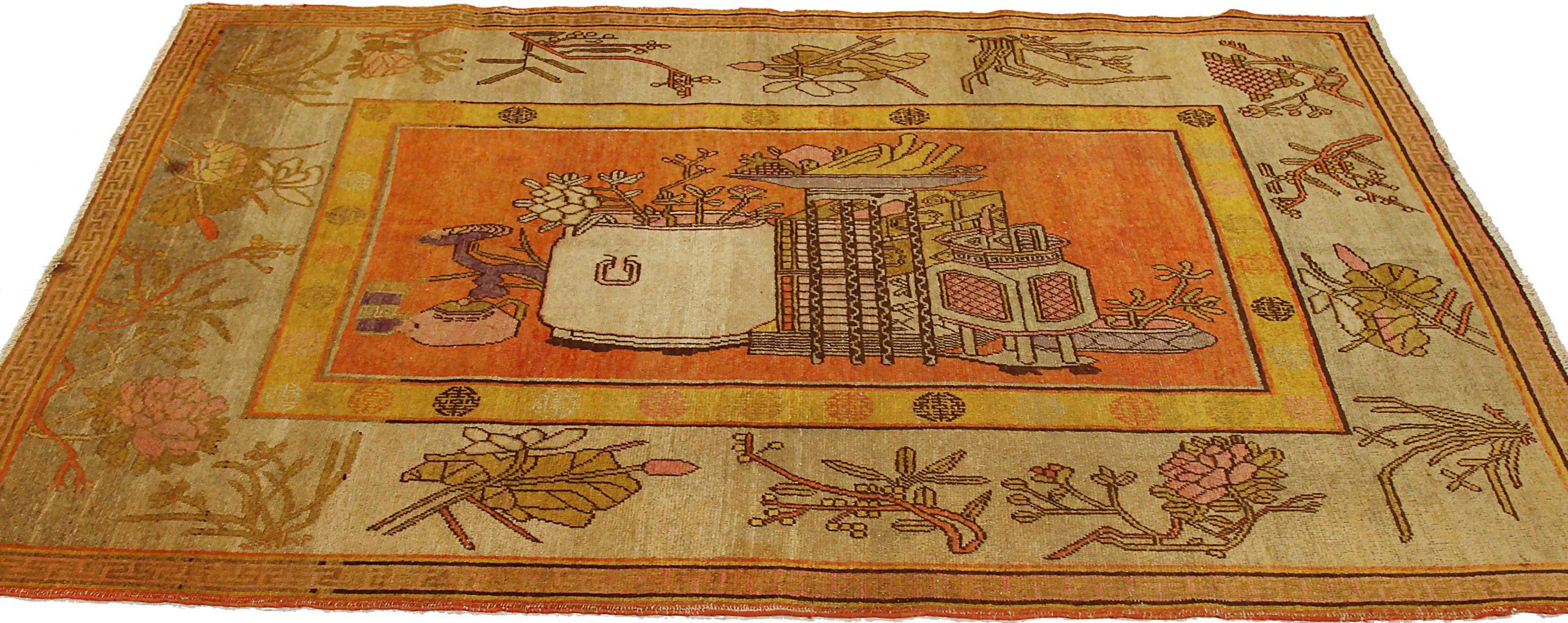 Entdecken Sie die Eleganz des russischen Khotan mit dem kleinen Teppich von CIRCA 1910. Dieses exklusive Design aus Wolle und IvoryPinkYellow ist die perfekte Ergänzung für Ihren Raum.