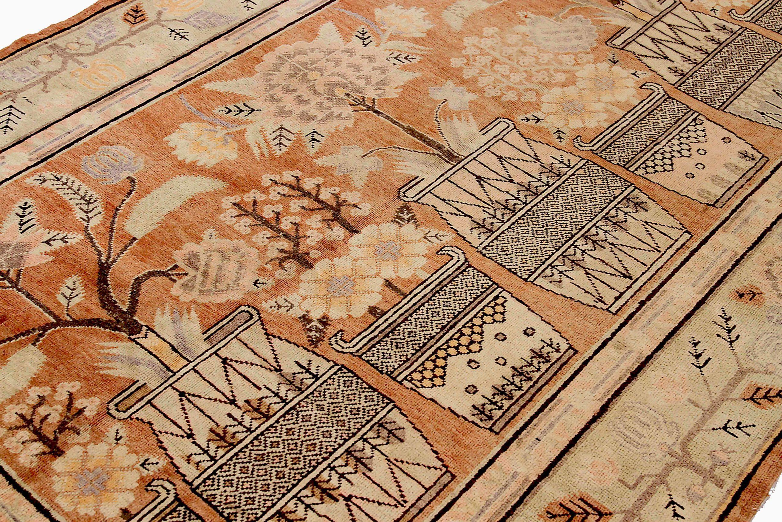 Russe Petit tapis russe Khotan datant d'environ 1910 - Laine ivoire rouge 72118 en vente