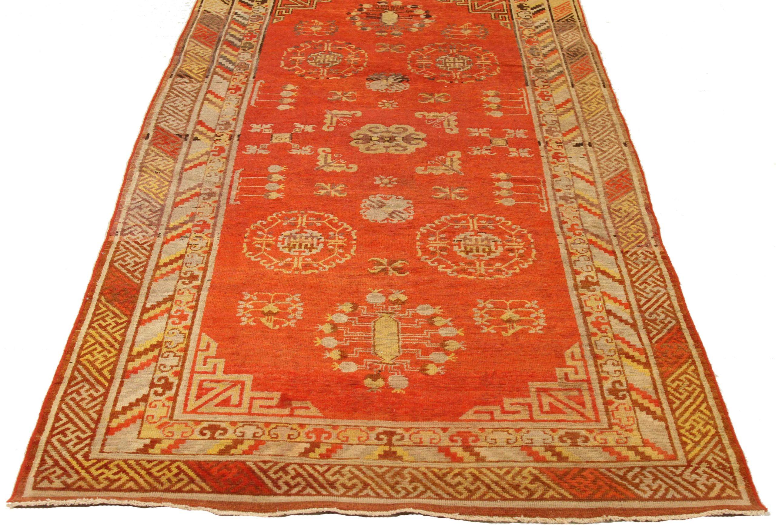 Entdecken Sie die Eleganz des russischen Khotan mit dem kleinen Teppich von CIRCA 1910. Dieses exklusive Design aus Wolle und Elfenbeinrot-Gelb ist perfekt, um Ihren Raum zu verschönern.