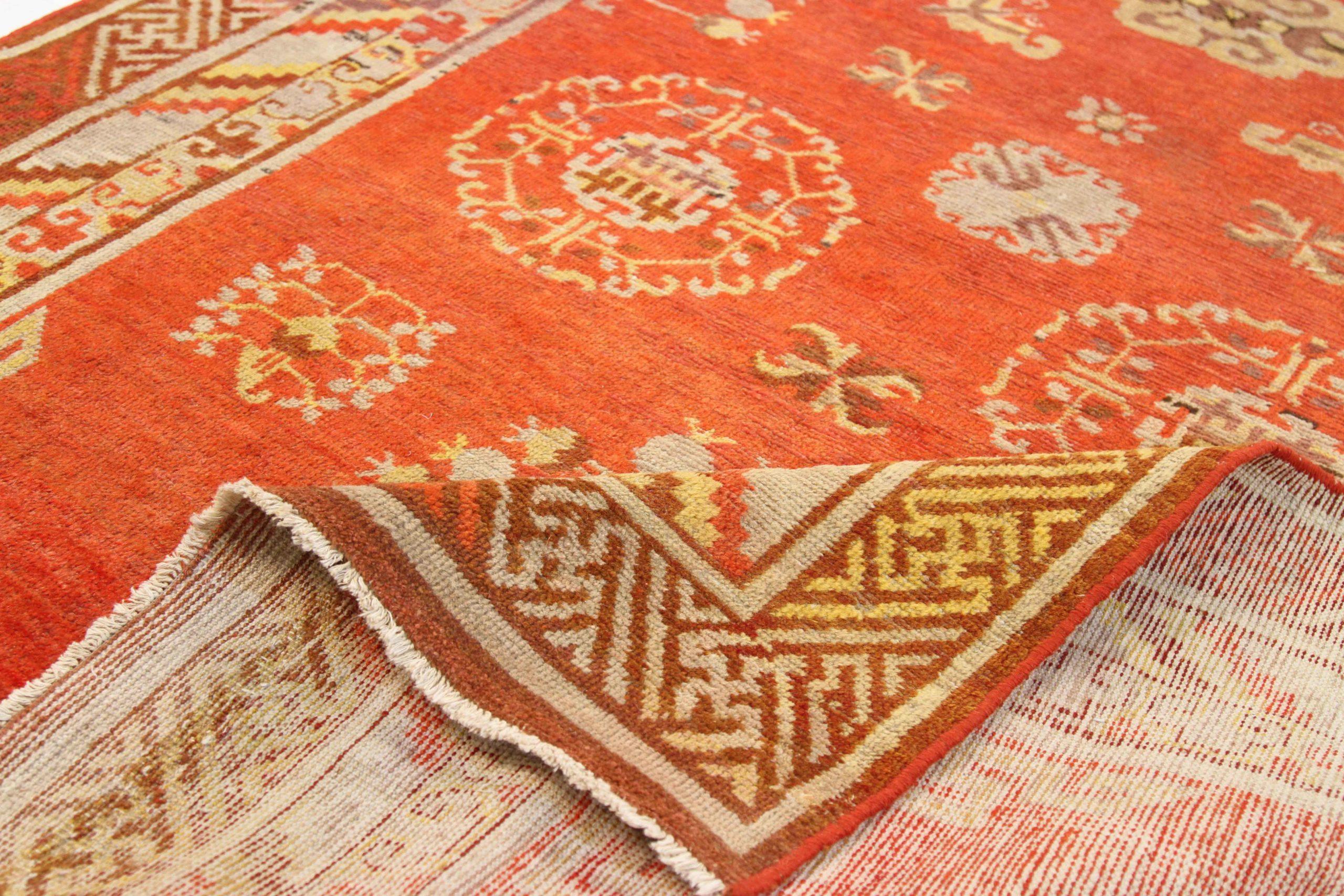 Russischer Khotan Kleiner Teppich CIRCA 1910 - Wolle Elfenbein Rot Gelb 73705 im Zustand „Hervorragend“ im Angebot in Dallas, TX