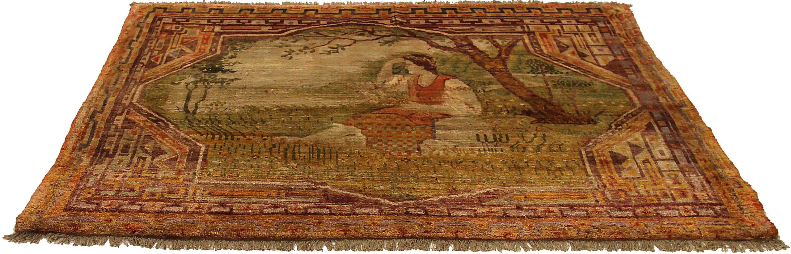 Entdecken Sie die Eleganz des russischen Khotan mit dem kleinen Teppich von CIRCA 1940. Dieses exklusive Design aus Wolle und GrünElfenbeinRotGelb ist perfekt, um Ihren Raum zu verschönern.