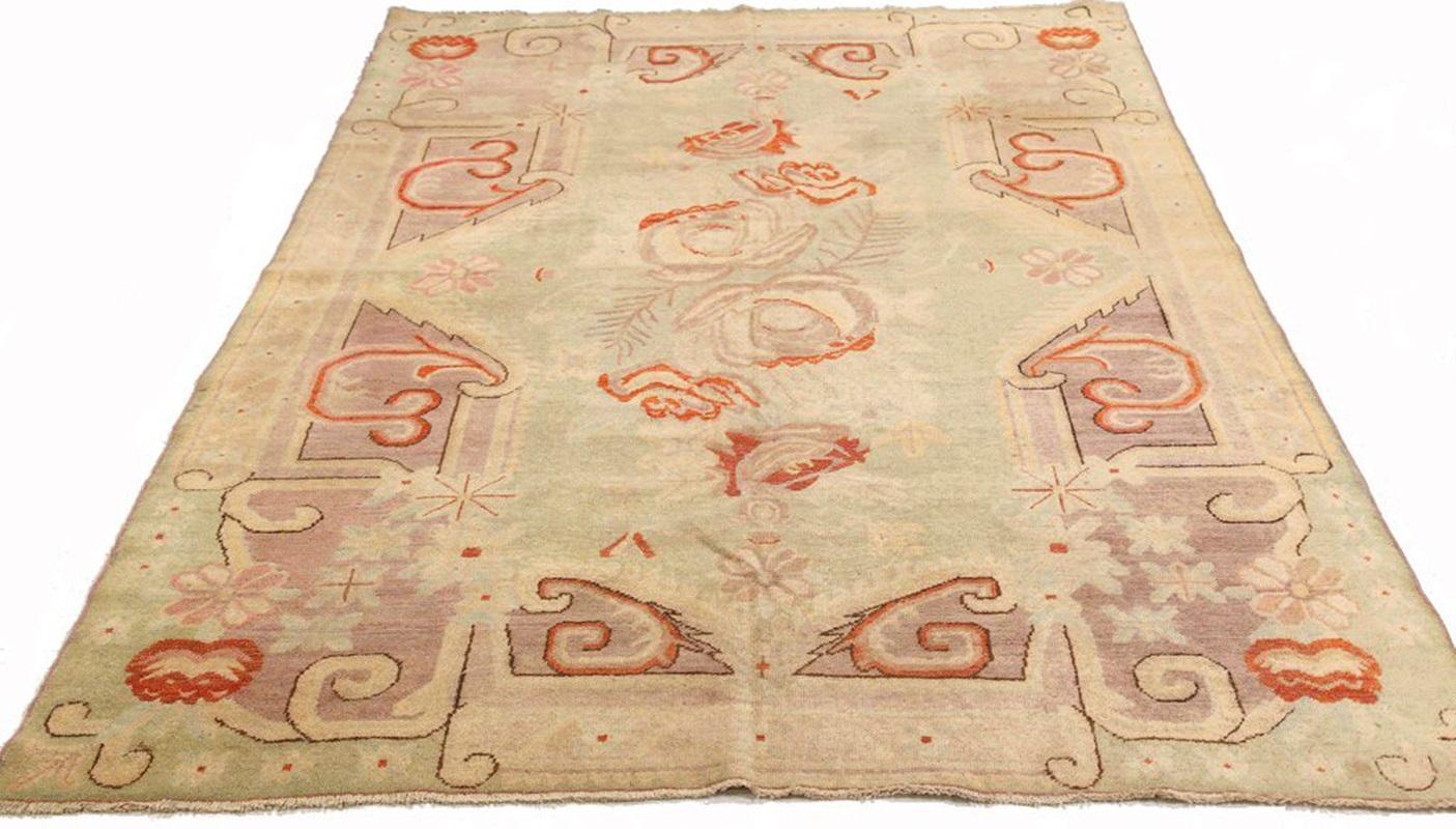Entdecken Sie die Eleganz des russischen Khotan mit dem kleinen Teppich von CIRCA 1940. Dieses exklusive Design aus Wolle und GreenPinkRed ist perfekt, um Ihren Raum zu verschönern.