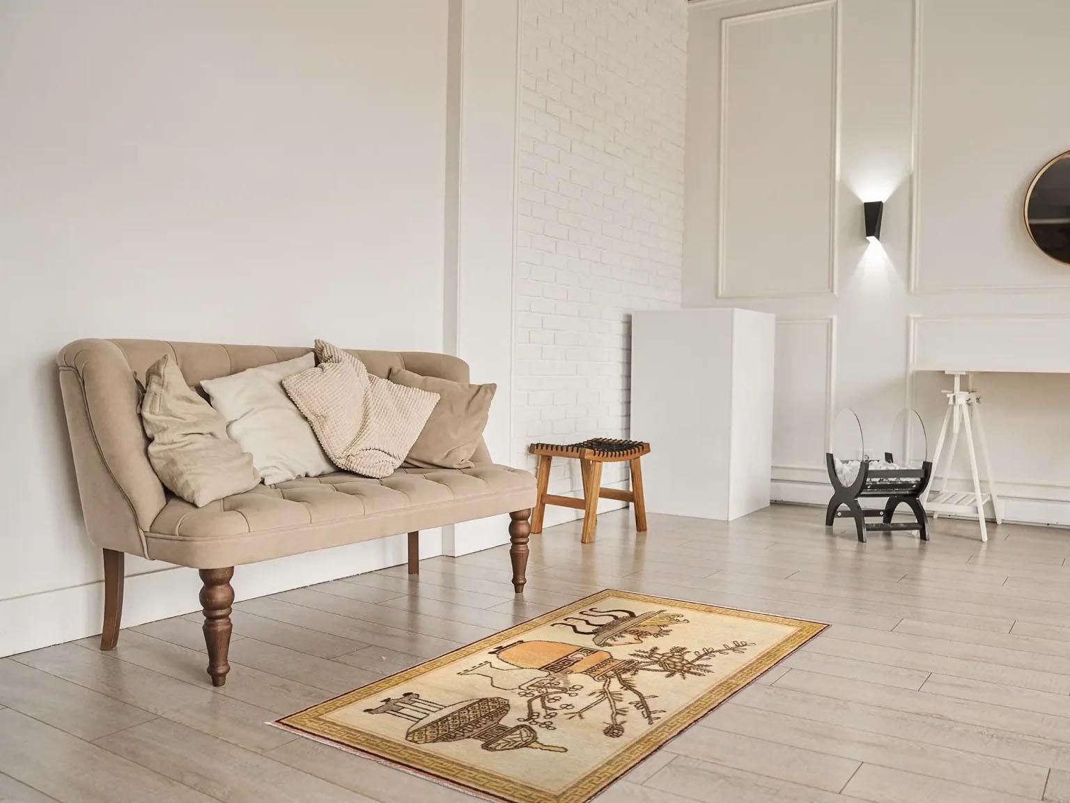 Découvrez l'élégance du Khotan russe présentant un petit tapis de Circa 1880. Conçu avec de la laine et du Design/One, ce design exclusif est parfait pour mettre en valeur votre espace.