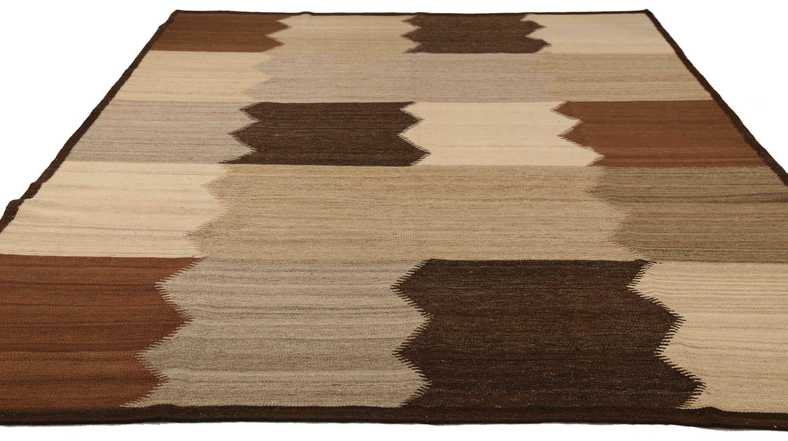 Scopri l'eleganza dei Rug & Kilim russi, caratterizzati da tappeti d'area del 1970. Progettato con lana e terracotta marrone-avorio, questo design esclusivo è perfetto per valorizzare il tuo spazio.