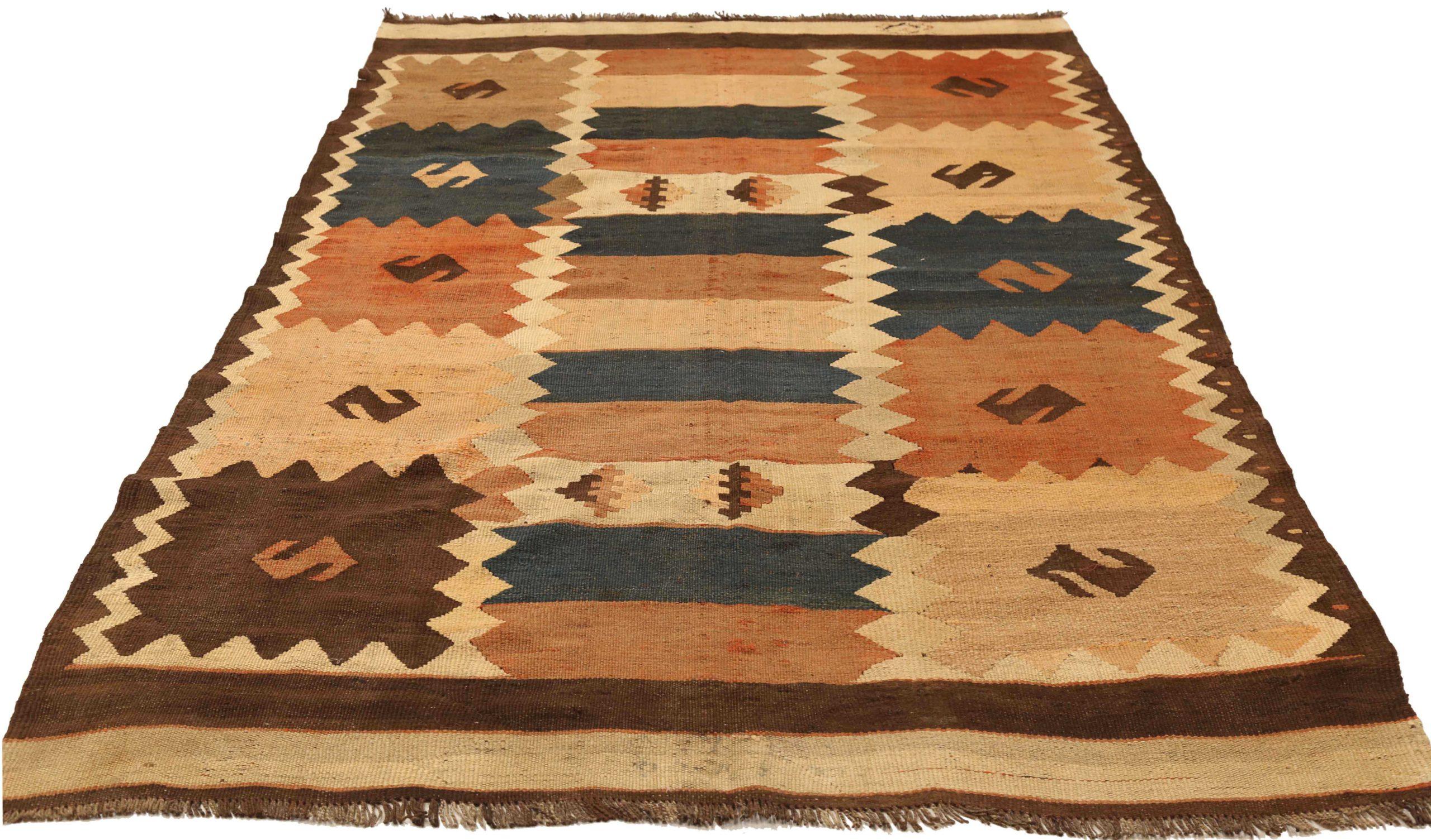 Découvrez l'élégance du Rug & Kilim russe présentant un petit tapis datant de 1910. Conçu avec de la laine et du brunIvoireBleu marineRouge, ce design exclusif est parfait pour mettre en valeur votre espace.