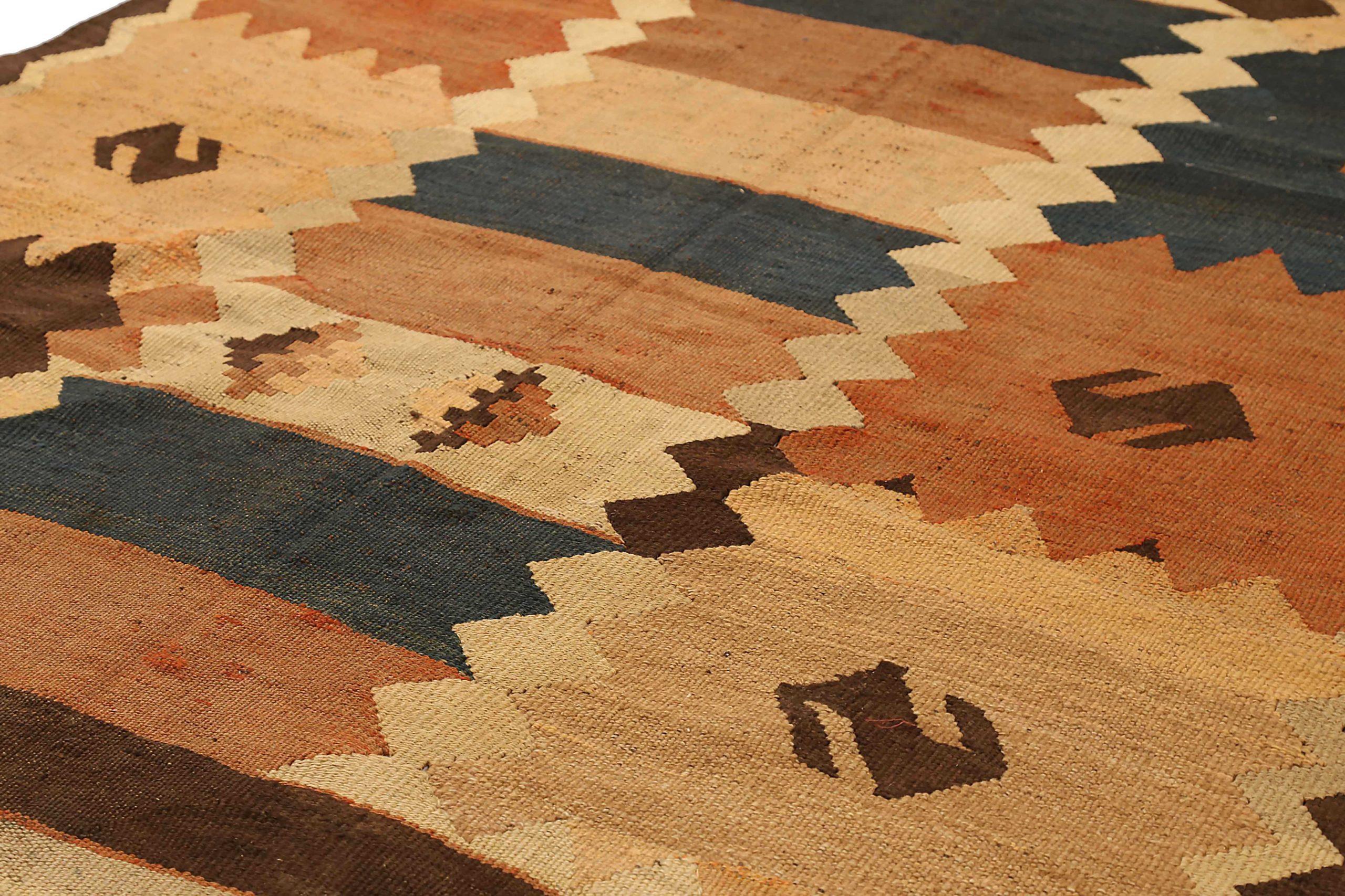Russe Rug & Kilim Kilim russe Circa 1910 - Laine Brown Ivory Navy Blue Red 72433 en vente