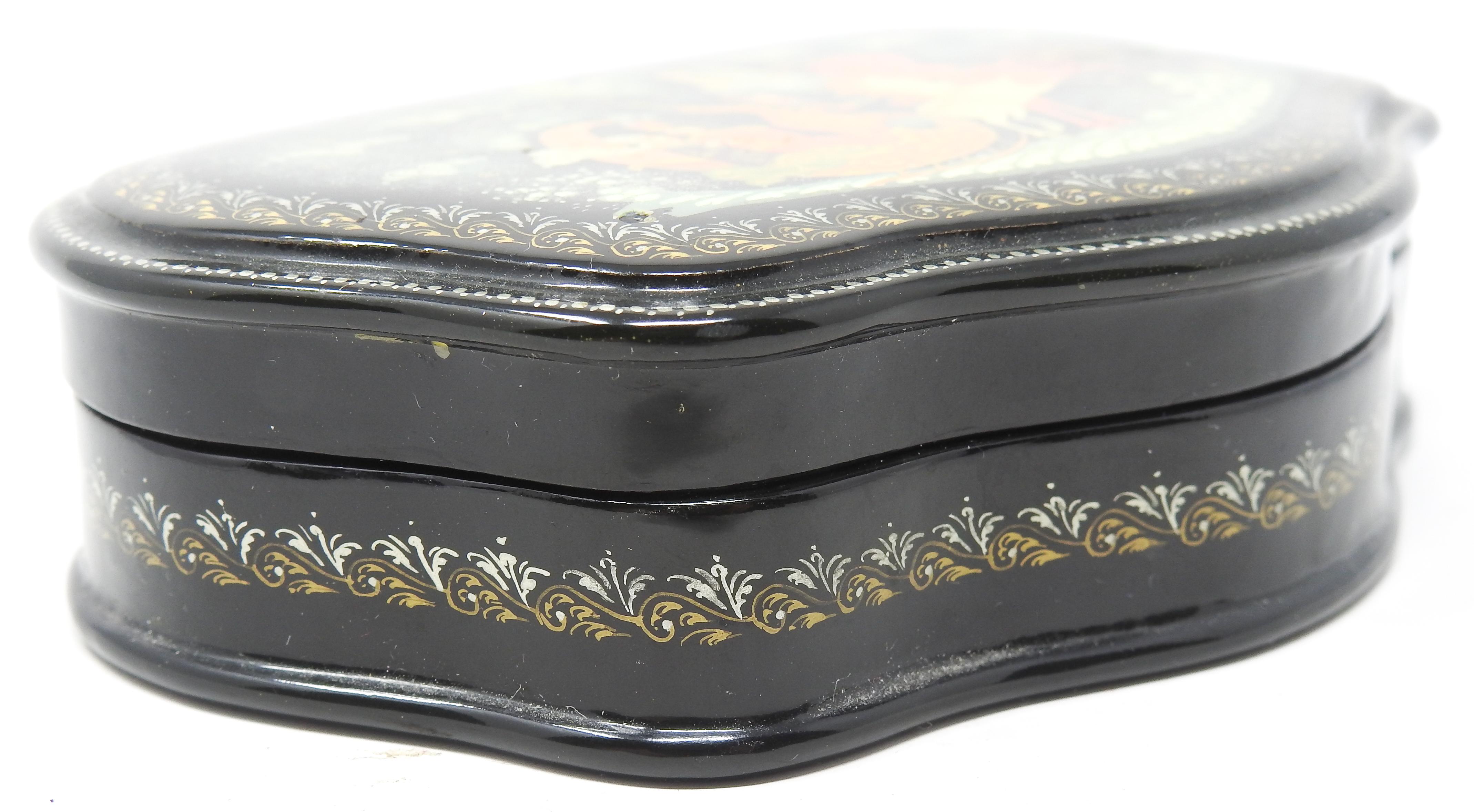 Russian Lacquer Box with Flying Chariot In Good Condition For Sale In Cookeville, TN