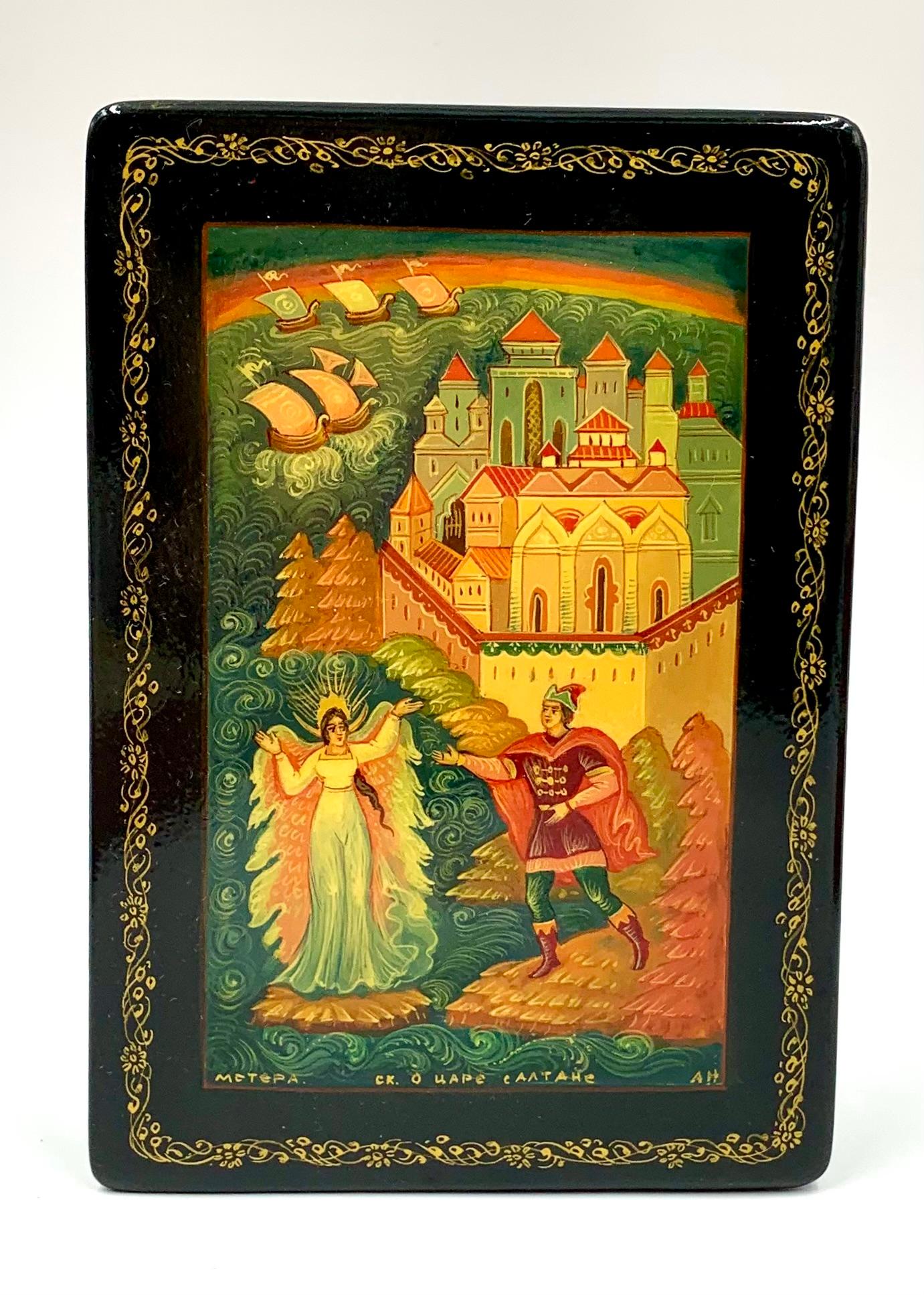  Scatola in lacca Mstera di epoca sovietica, dipinta a mano e firmata dall'artista, raffigurante una scena del famoso Racconto dello zar Saltan di Pushkin
20° secolo
Il capolavoro del 1831 di Pushkin Alexander, 