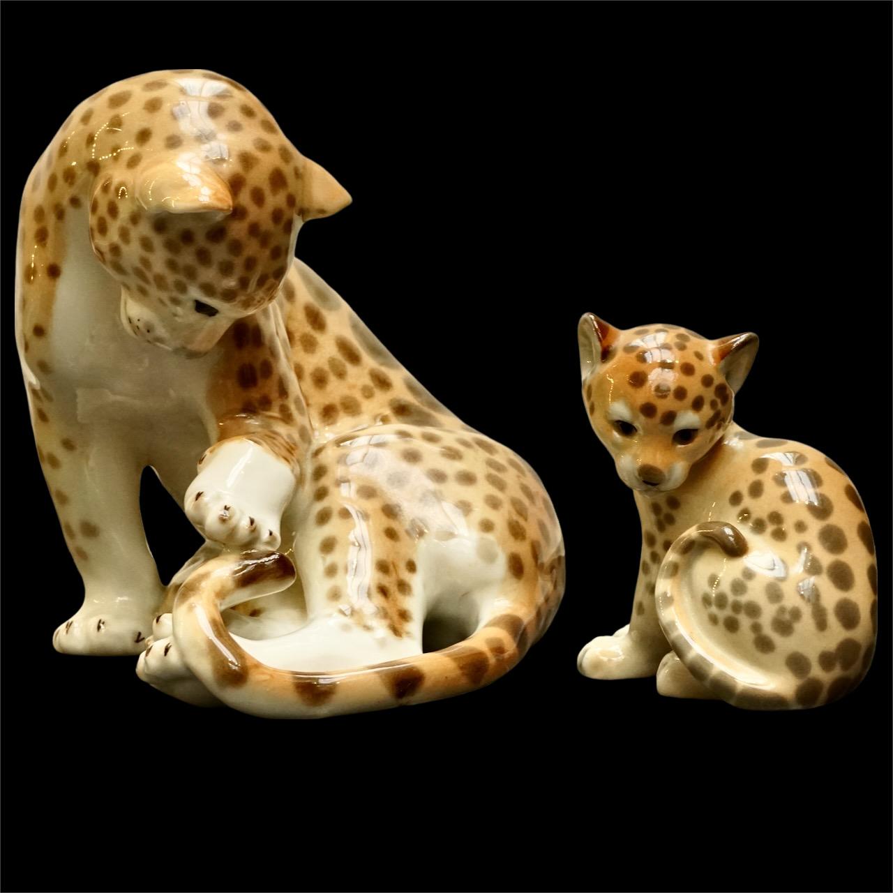 Russian Lomonosov Porcelain Large Mother Cheetah and Cub Figurines Hand Painted For Sale 6