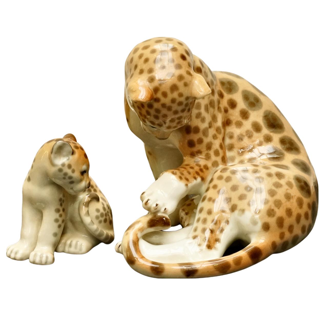 
Wunderschöne große Lomonossow-Porzellanfiguren mit Gepardenmutter und Jungtier. Handbemalt, hergestellt in Russland.

Die Gepardenmutter misst an der Basis 18,5 cm Länge bei einer maximalen Breite von 14,5 cm und einer Höhe von 17 cm. Sie ist in