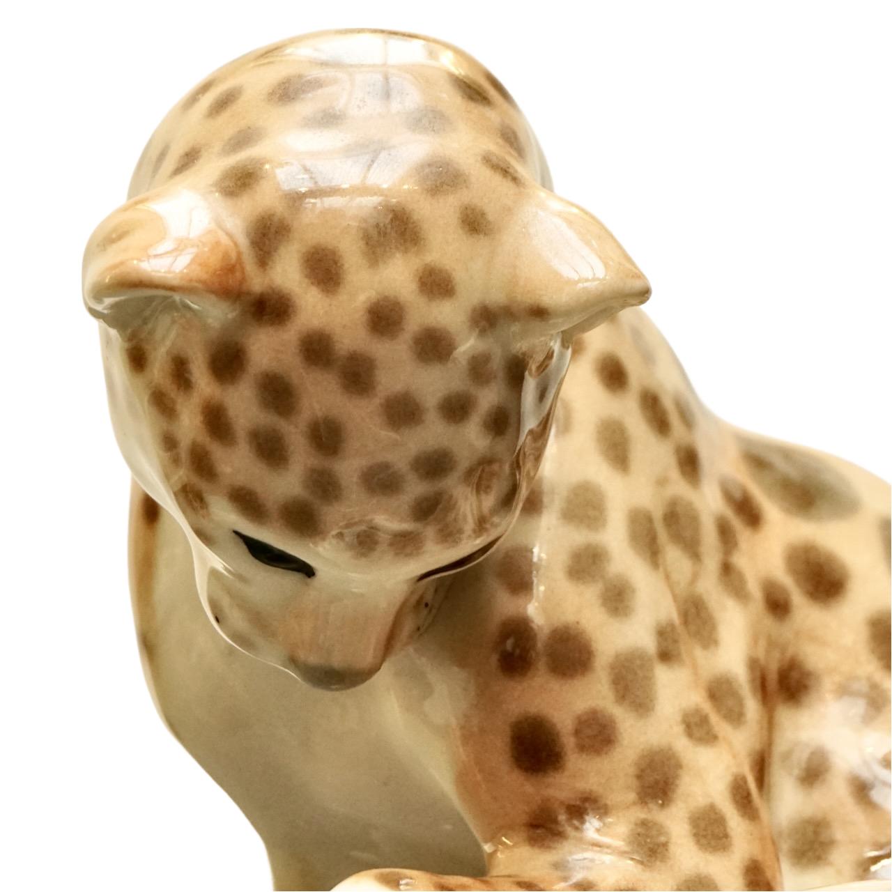 Russian Lomonosov Porcelain Large Mother Cheetah and Cub Figurines Hand Painted In Good Condition For Sale In London, GB