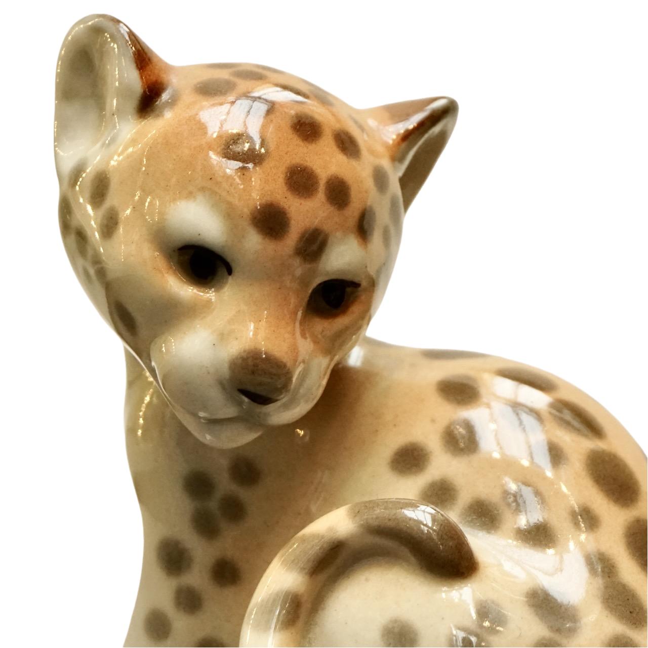 Russian Lomonosov Porcelain Large Mother Cheetah and Cub Figurines Hand Painted For Sale 1