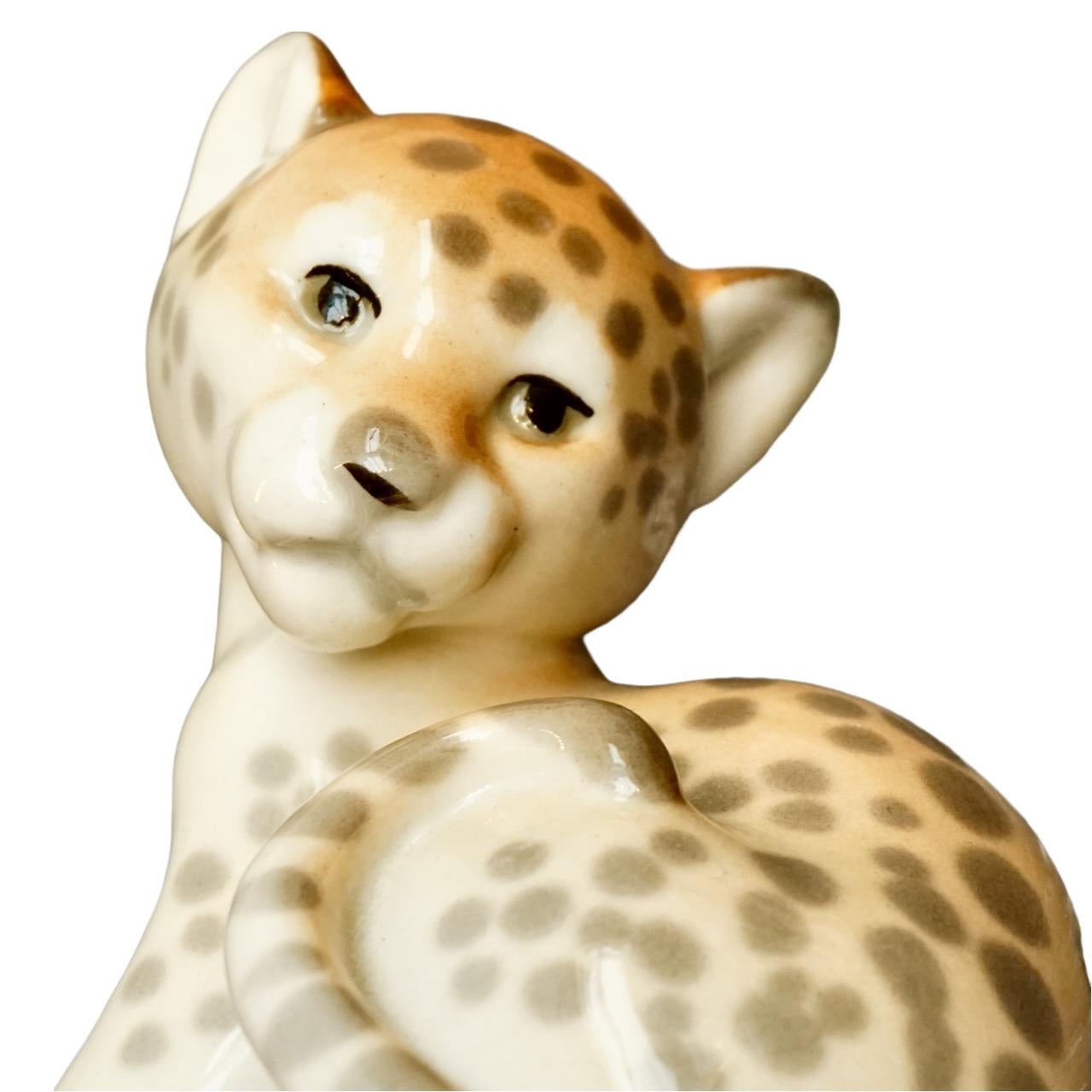 Russian Lomonosov Porcelain Large Mother Cheetah and Cub Figurines Hand Painted For Sale 2