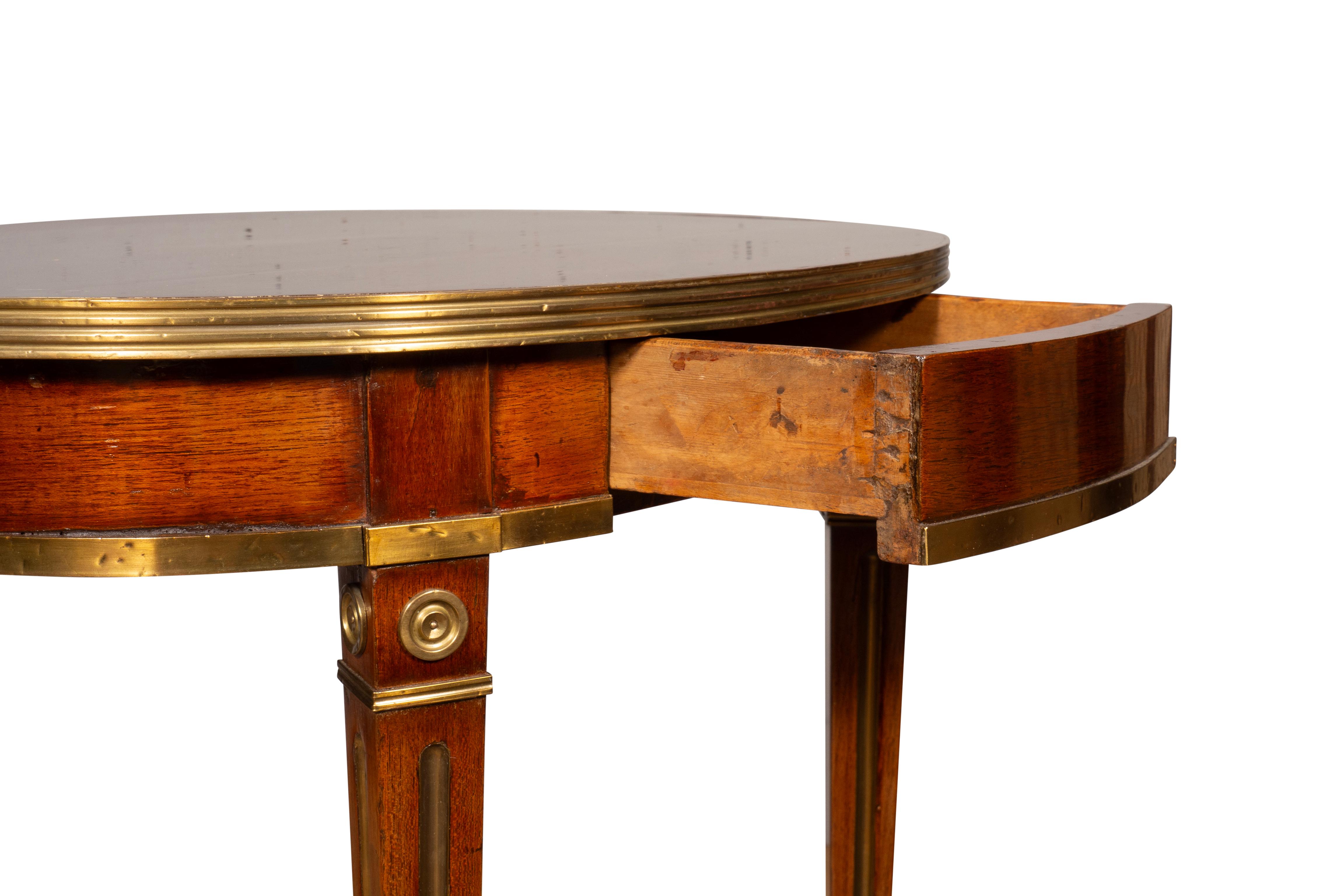 Table d'appoint russe en acajou et laiton en vente 3