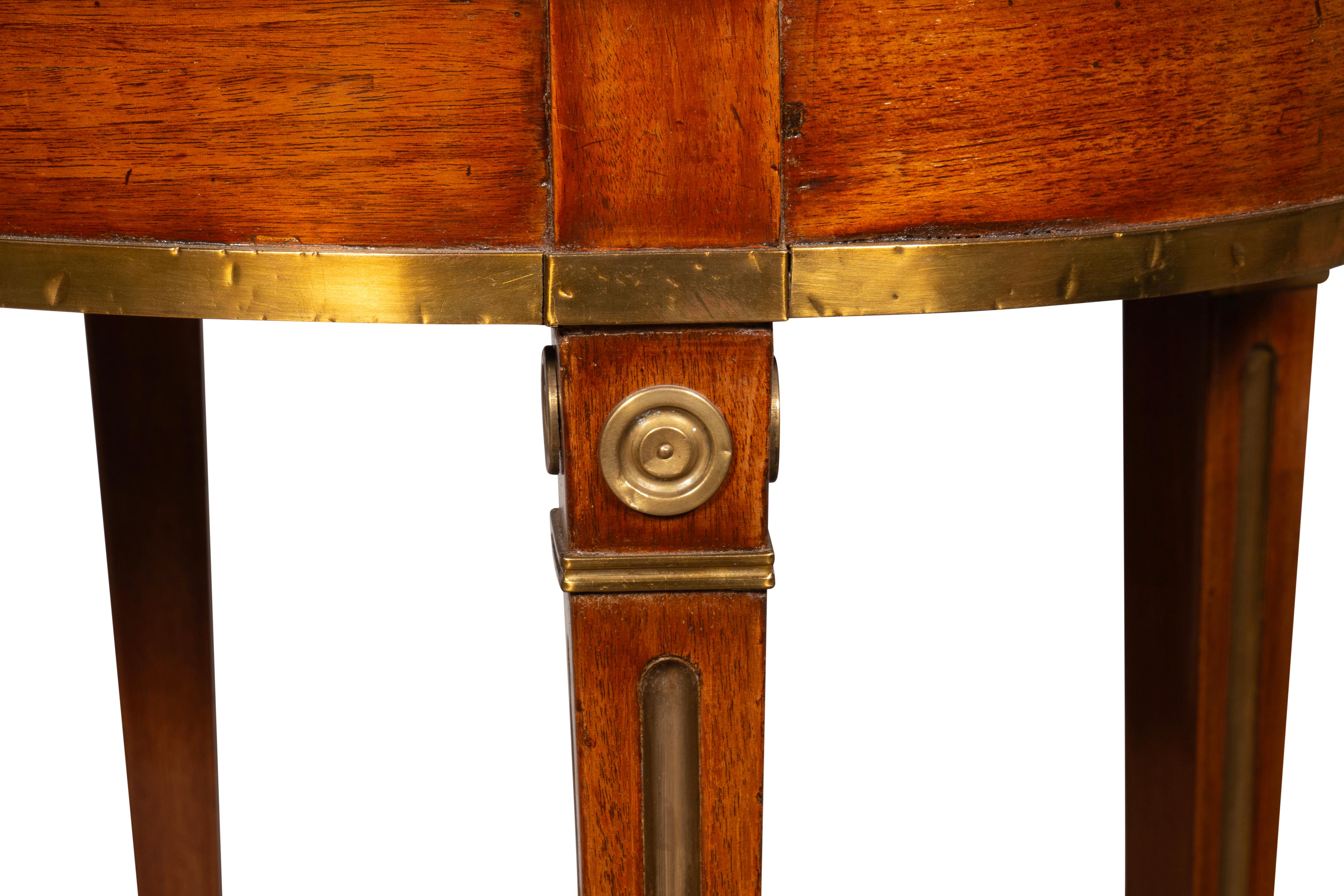 Table d'appoint russe en acajou et laiton en vente 5