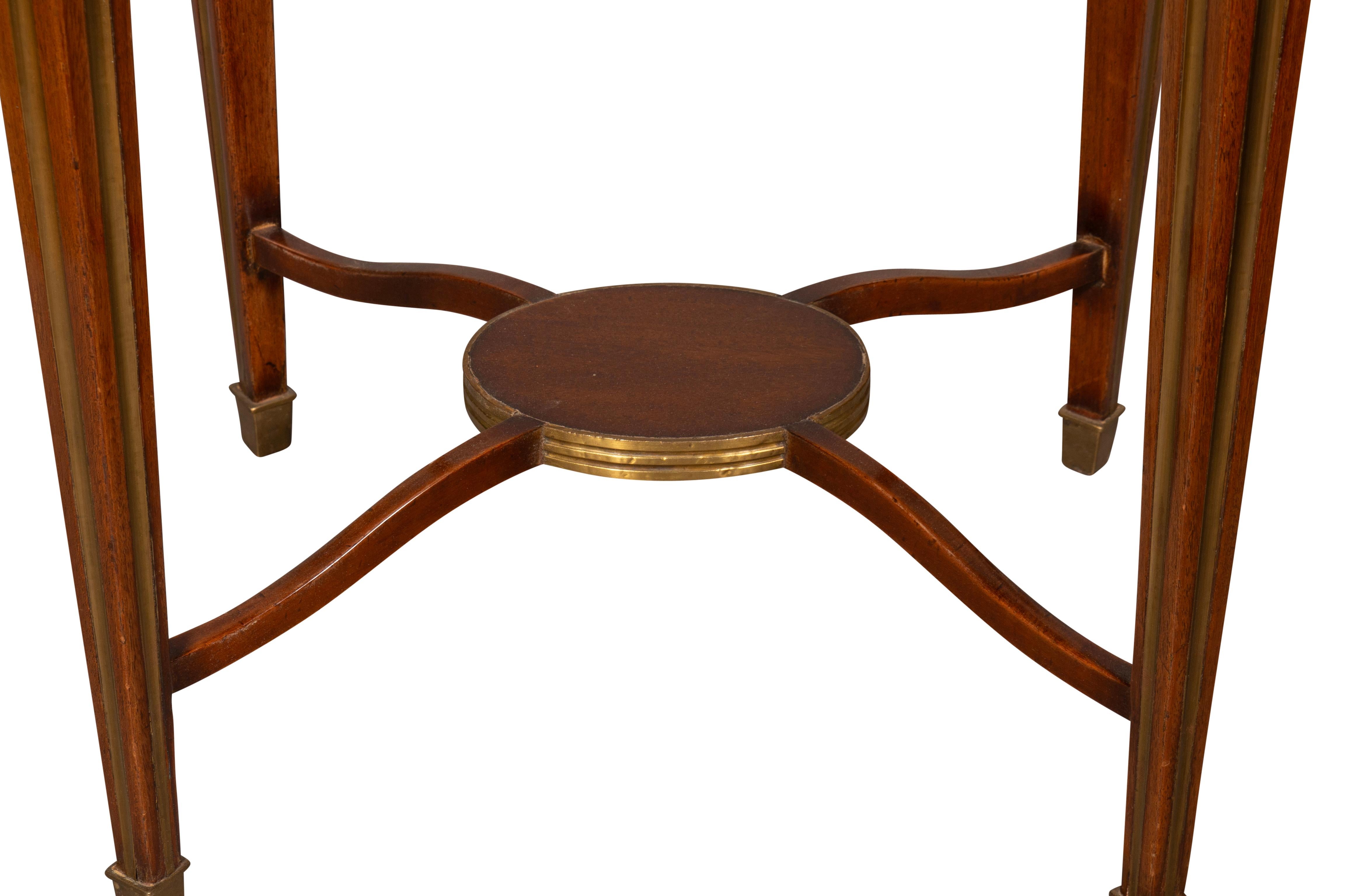 Table d'appoint russe en acajou et laiton en vente 6