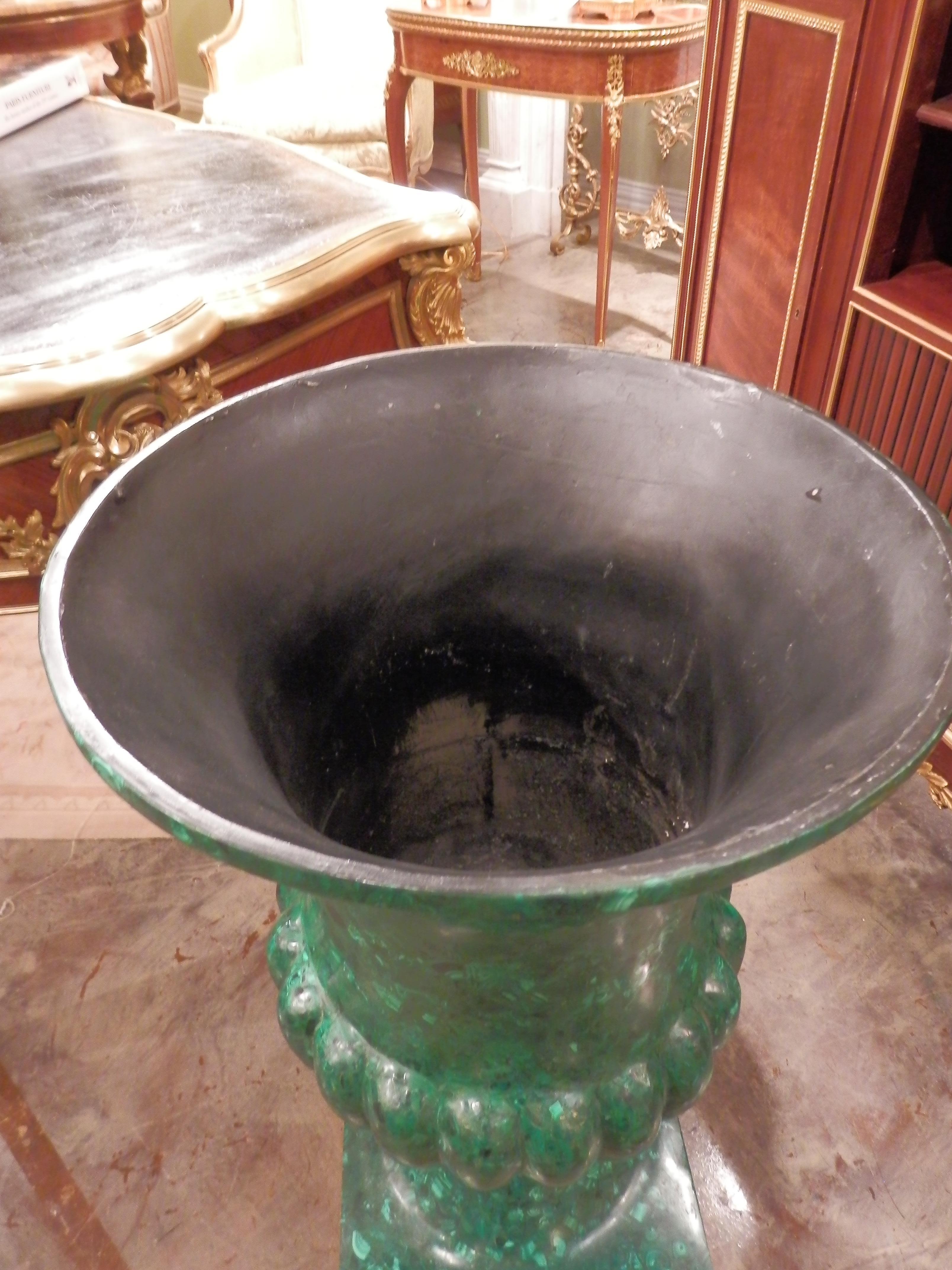 Néo-classique Grande urne russe en malachite en vente