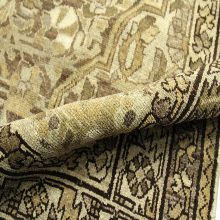 Scopri l'eleganza del Malayer russo con il Tappeto Piccolo del 1880 circa. Progettato con lana e marrone-avorio-tortora, questo design esclusivo è perfetto per valorizzare il tuo spazio.