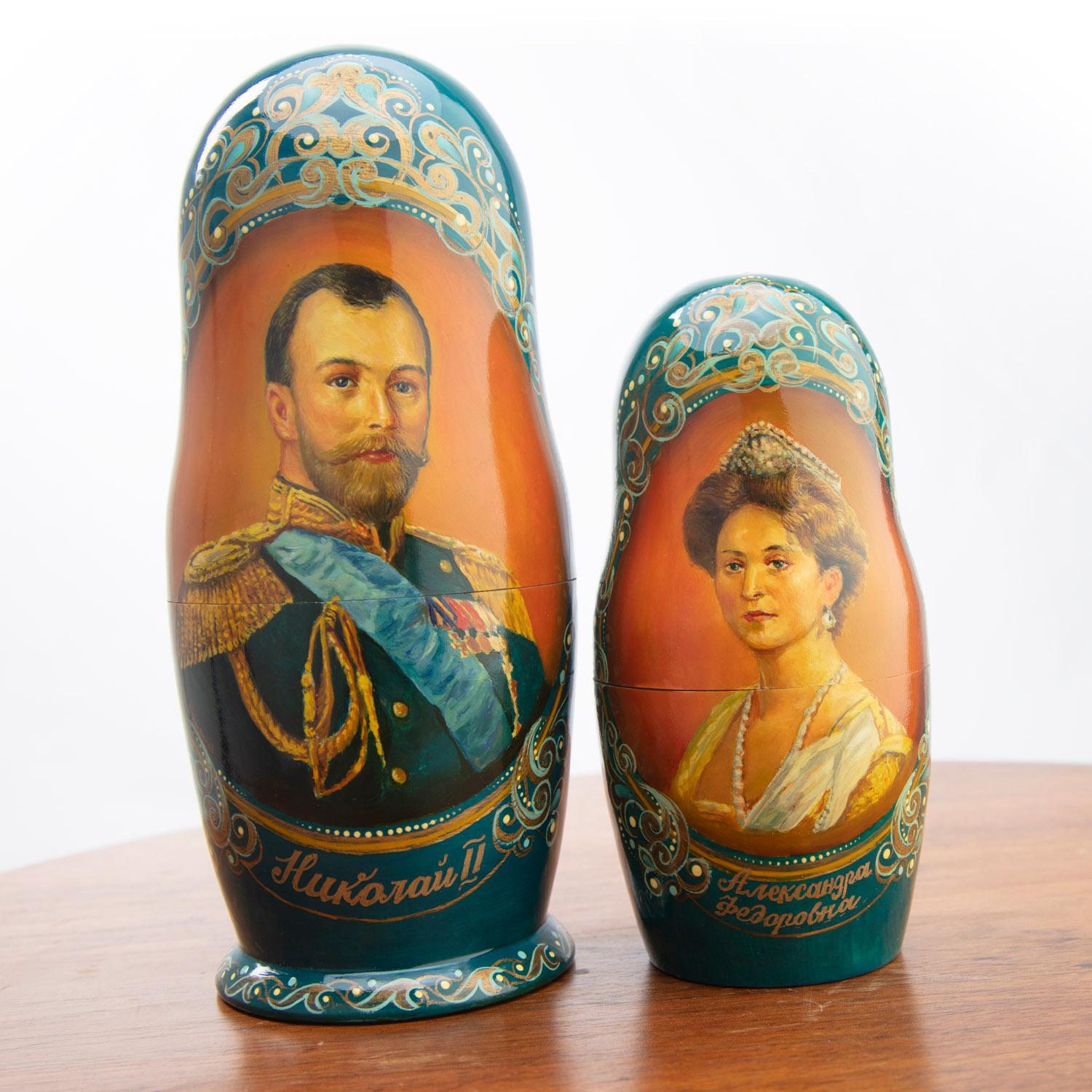20ième siècle Poupées russes en nid de Matryoshka «zar Nicholas II and Family » (Czar Nicholas II et famille) en vente