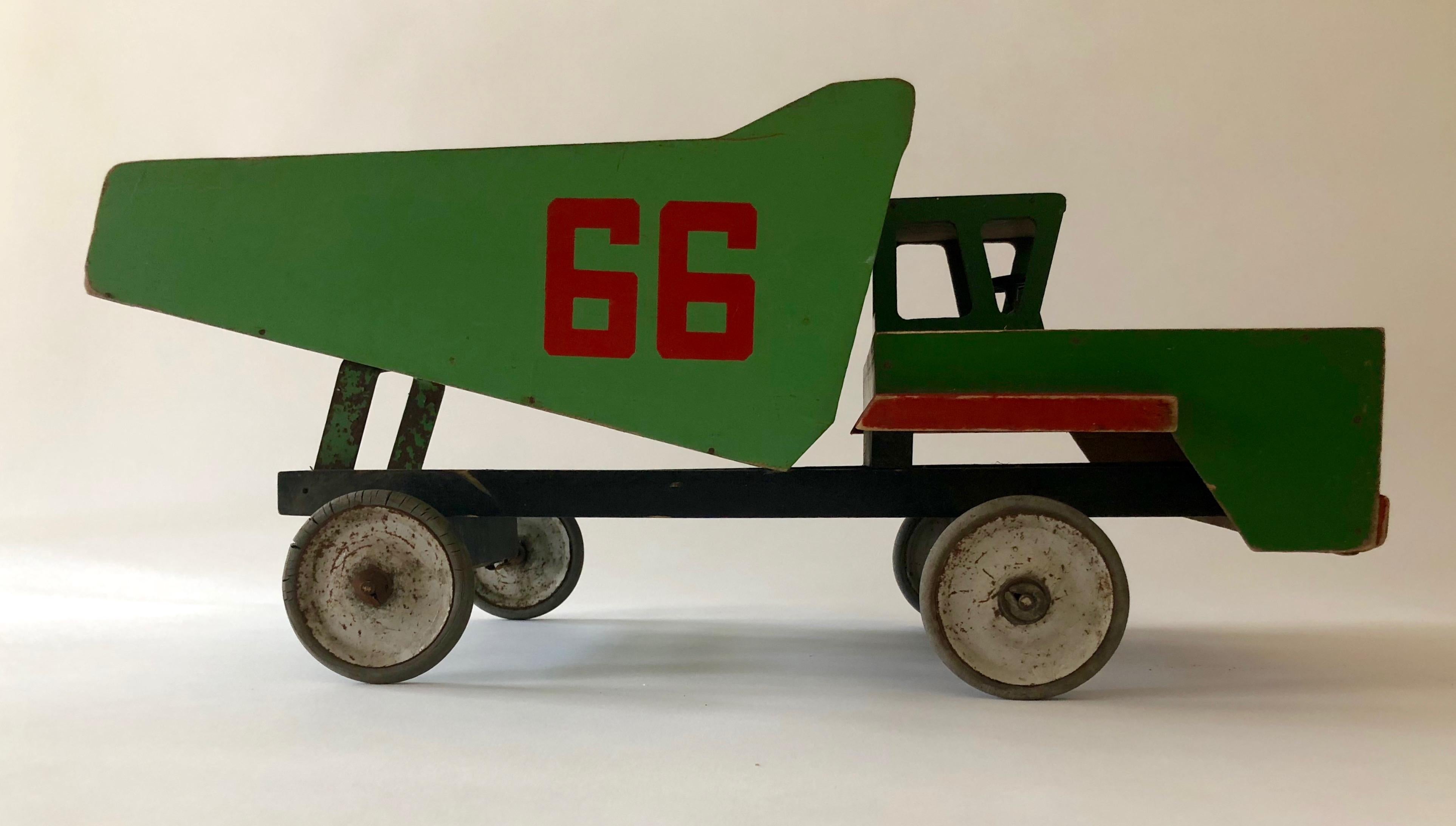 Russischer Spielzeugwagen aus Holz aus der Mitte des Jahrhunderts (Moderne der Mitte des Jahrhunderts) im Angebot