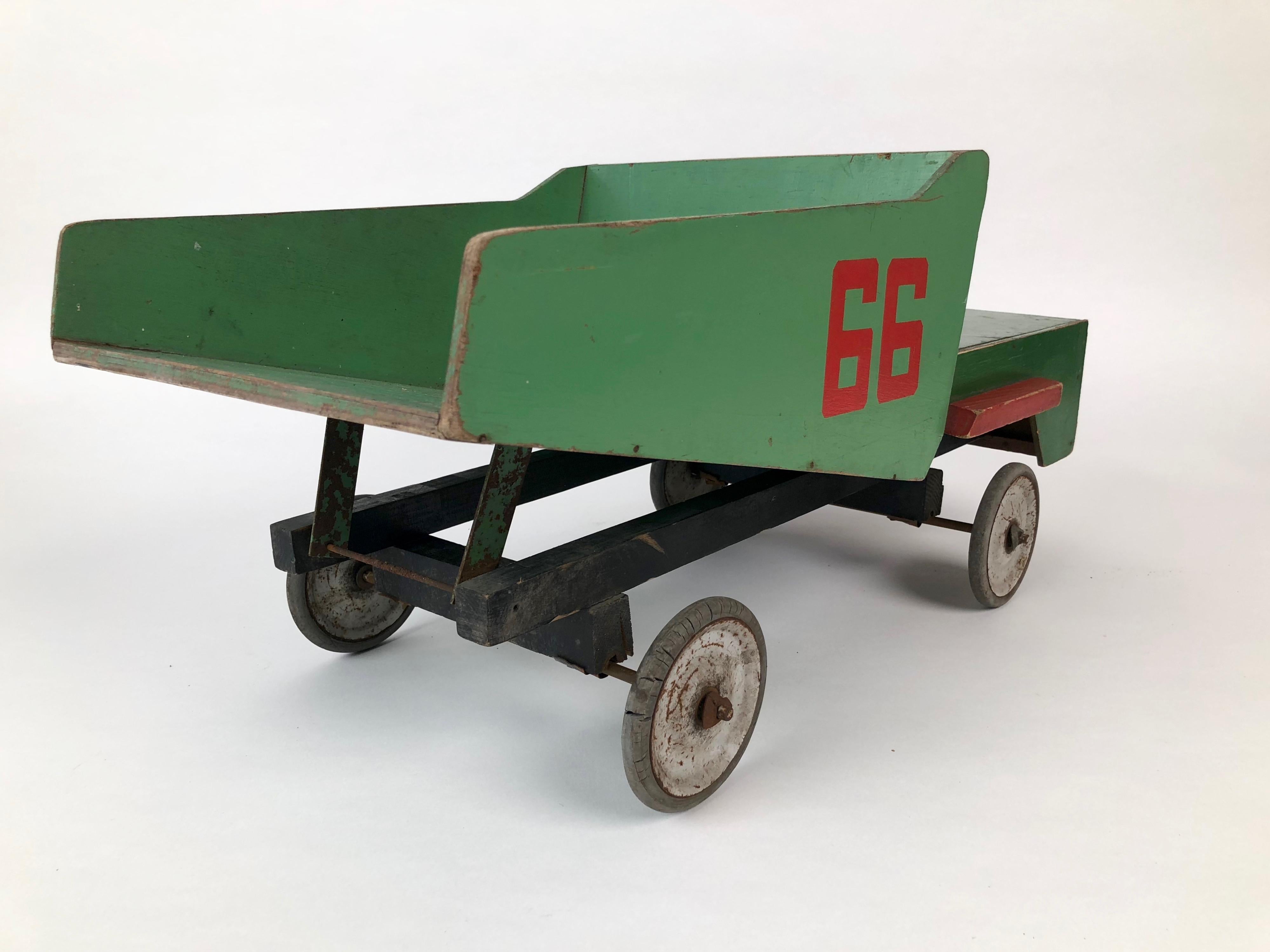 Russischer Spielzeugwagen aus Holz aus der Mitte des Jahrhunderts im Zustand „Starke Gebrauchsspuren“ im Angebot in Vienna, Austria
