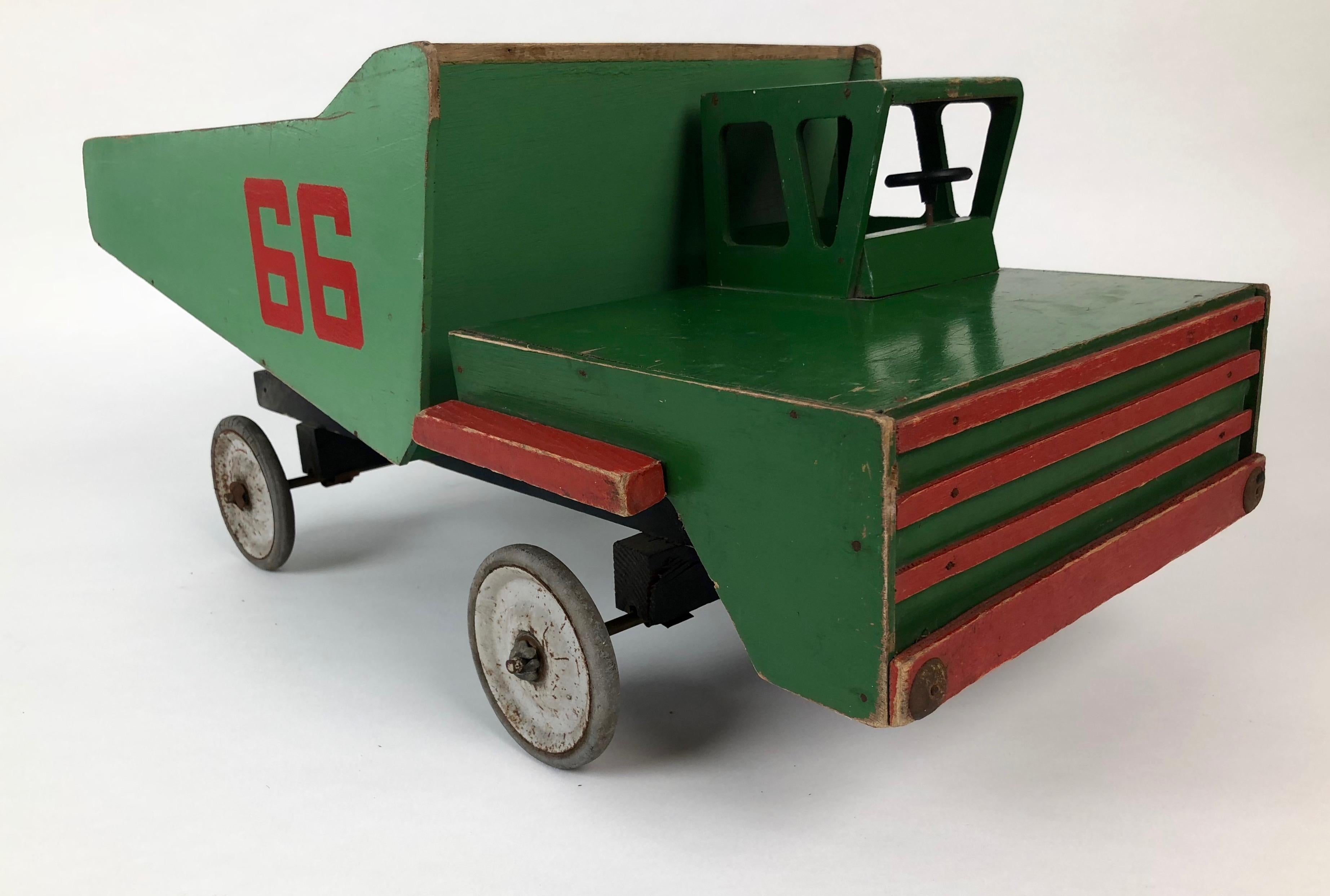 Russischer Spielzeugwagen aus Holz aus der Mitte des Jahrhunderts (Metall) im Angebot