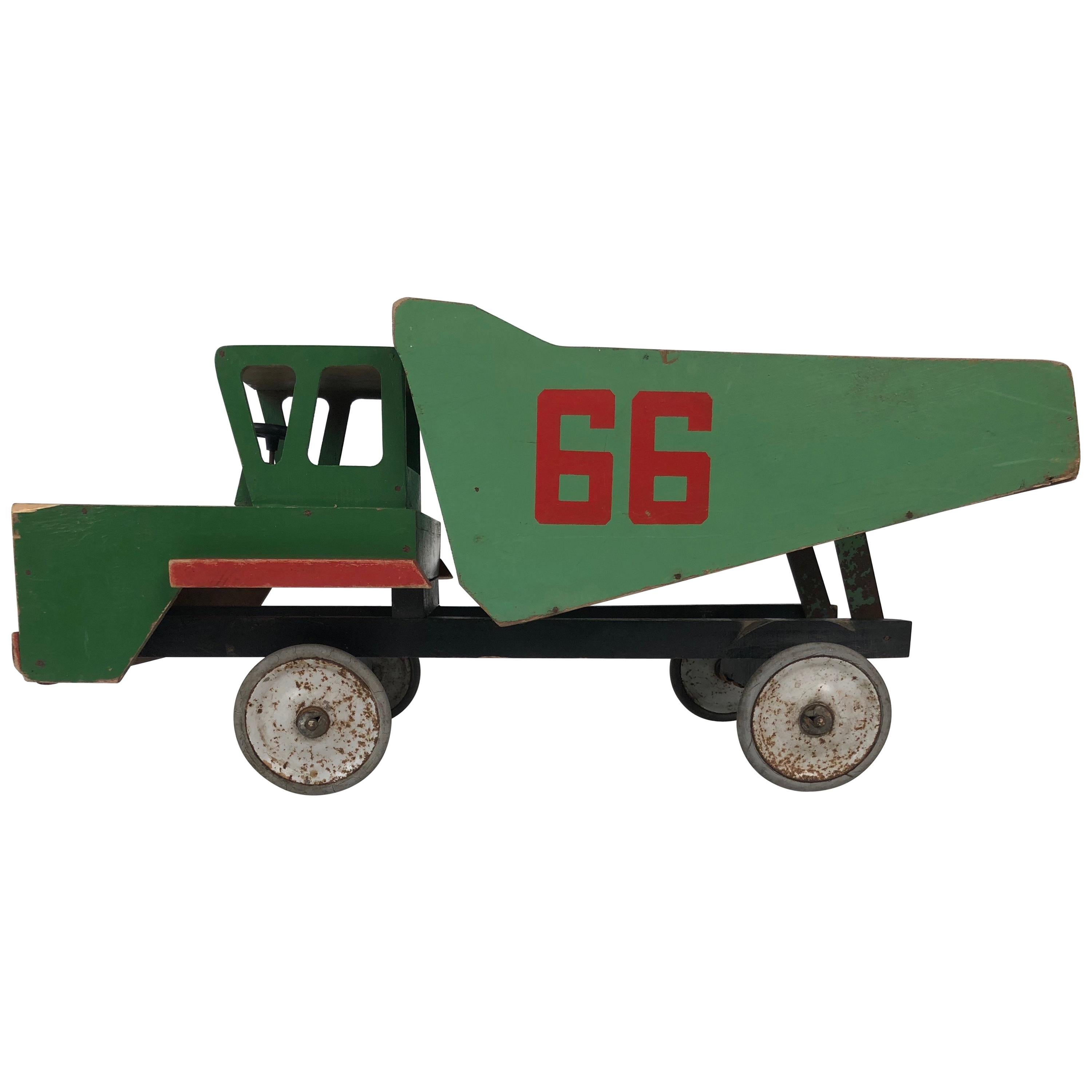 Russischer Spielzeugwagen aus Holz aus der Mitte des Jahrhunderts im Angebot