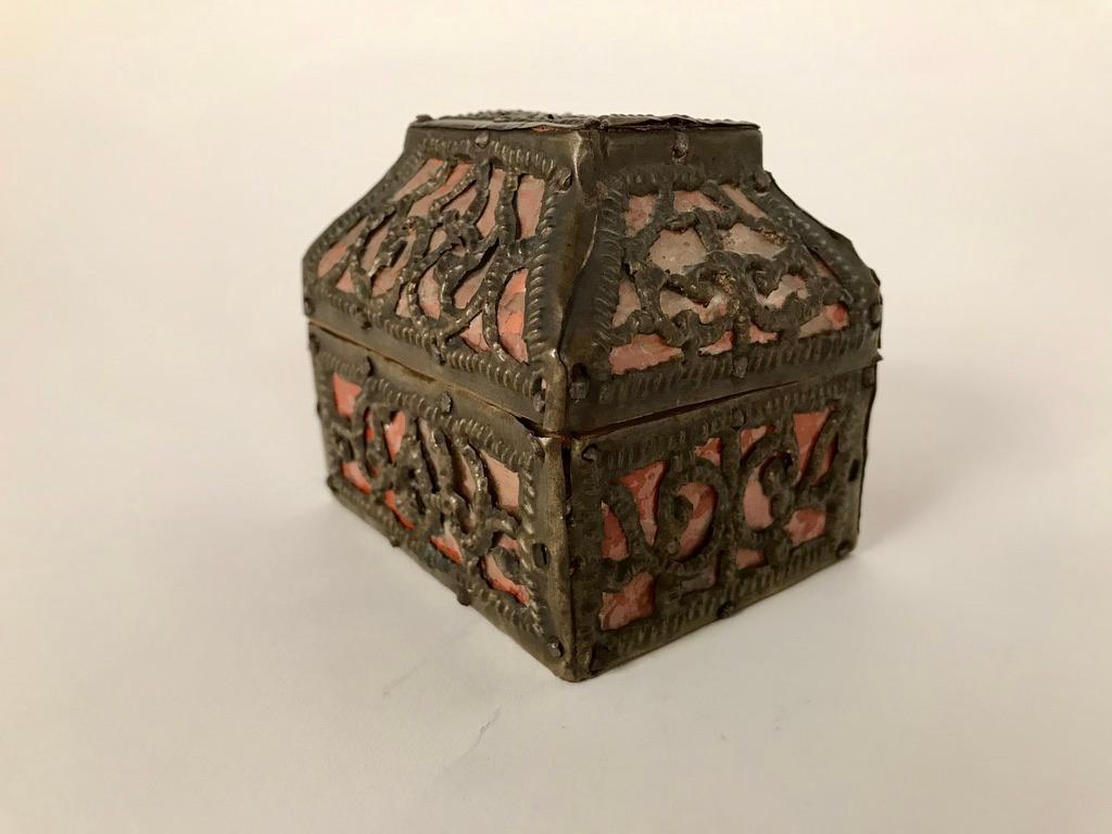 An brass-bound miniature wood laretz. 19th century, Nizhni Novgorod. The double-hinged sloping lid of characteristic teremok form, the pigmented mica exterior secured with brass repousse openwork. Original lock, no key. Made by a box maker as a