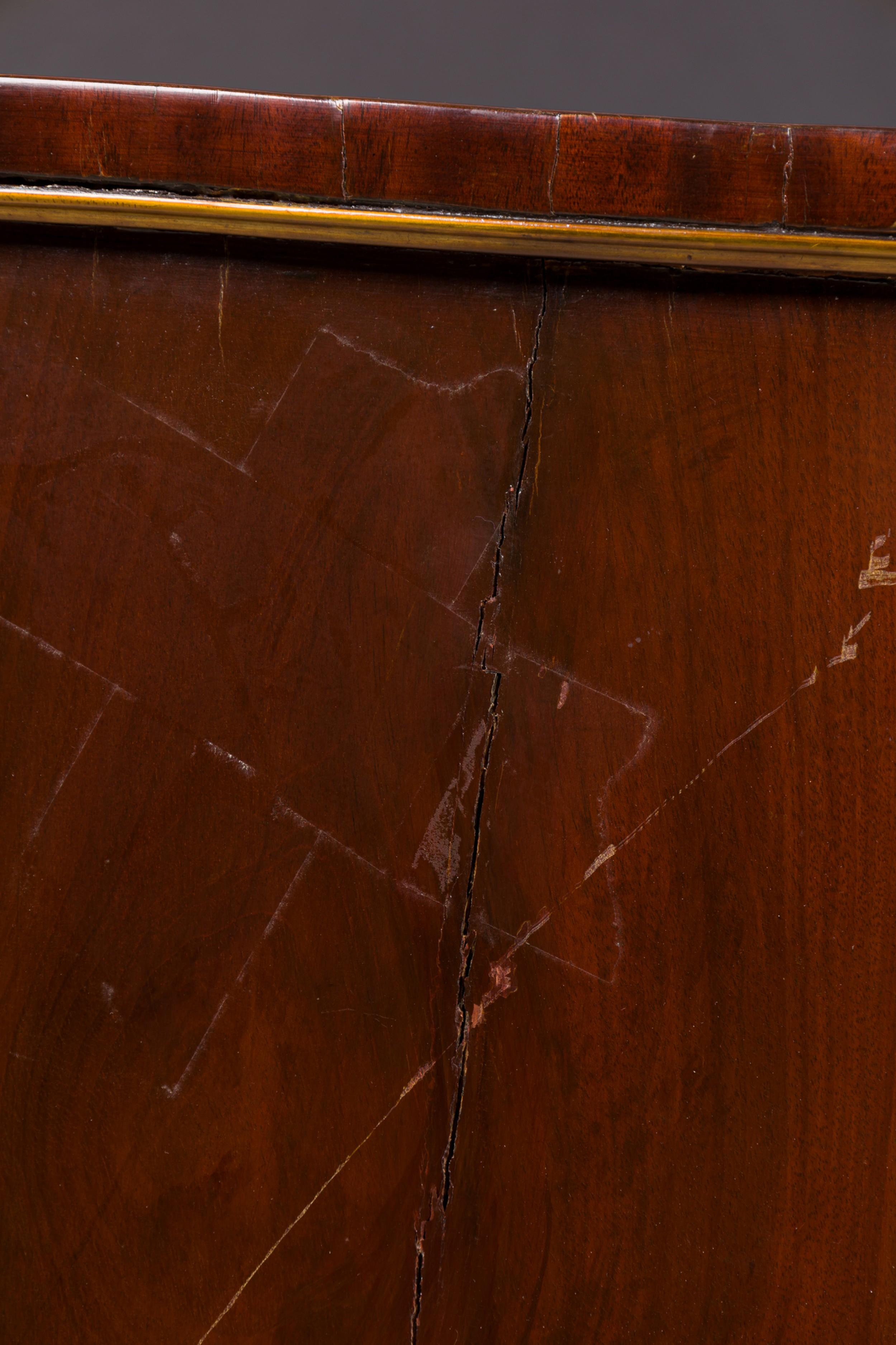 Russische Mahagoni-Credenza im neoklassischen Stil mit Messingbeschlägen, abgeschrägten Ecken und zwei oberen Schubladen, die ein Rautenmuster aus Holz und Messing aufweisen, das zwei kleine Schubladengriffe über zwei Schranktüren zentriert.
 

