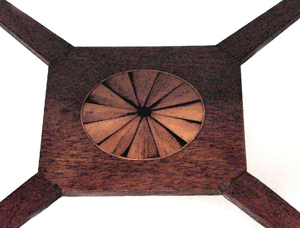 Table d'appoint russe en acajou de style néoclassique Bon état - En vente à Queens, NY