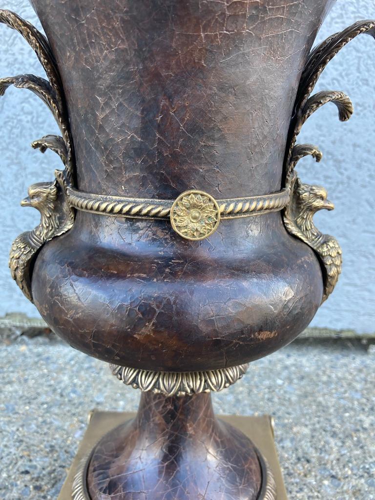 Russische neoklassische Pfauenlampe aus Bronze und Leder in Urnenform, russischer Stil im Angebot 6