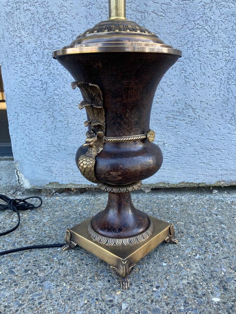 Russische neoklassische Pfauenlampe aus Bronze und Leder in Urnenform, russischer Stil im Angebot 7