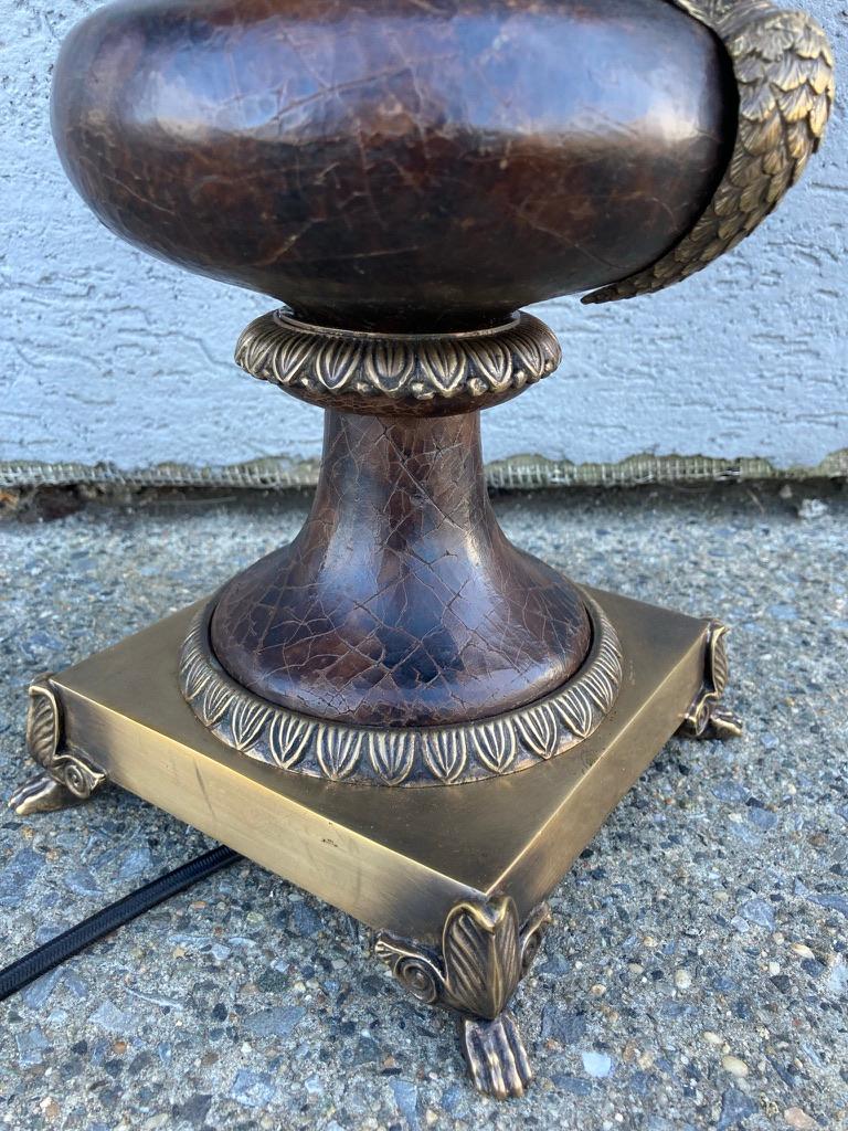 Russische neoklassische Pfauenlampe aus Bronze und Leder in Urnenform, russischer Stil im Angebot 9