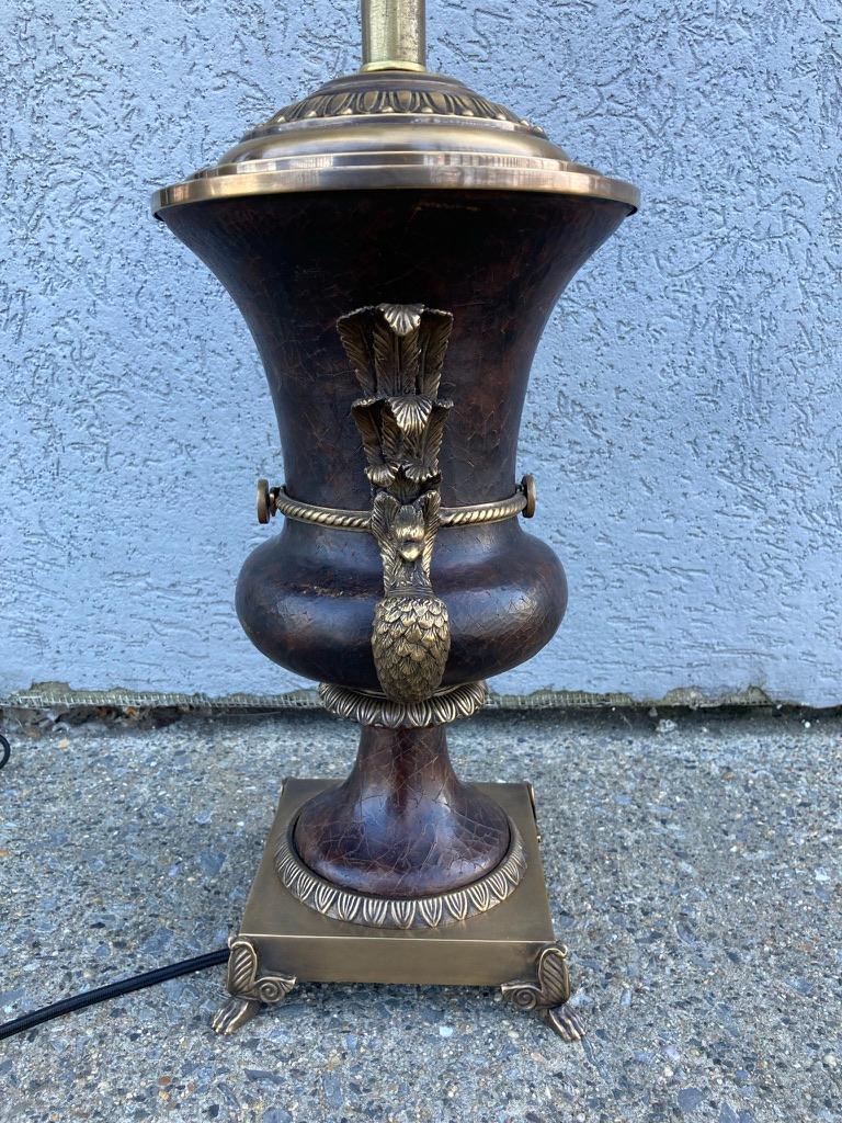 Russische neoklassische Pfauenlampe aus Bronze und Leder in Urnenform, russischer Stil im Zustand „Gut“ im Angebot in Stamford, CT