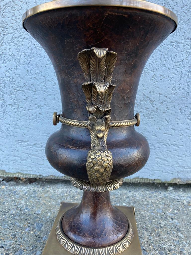 Russische neoklassische Pfauenlampe aus Bronze und Leder in Urnenform, russischer Stil (20. Jahrhundert) im Angebot