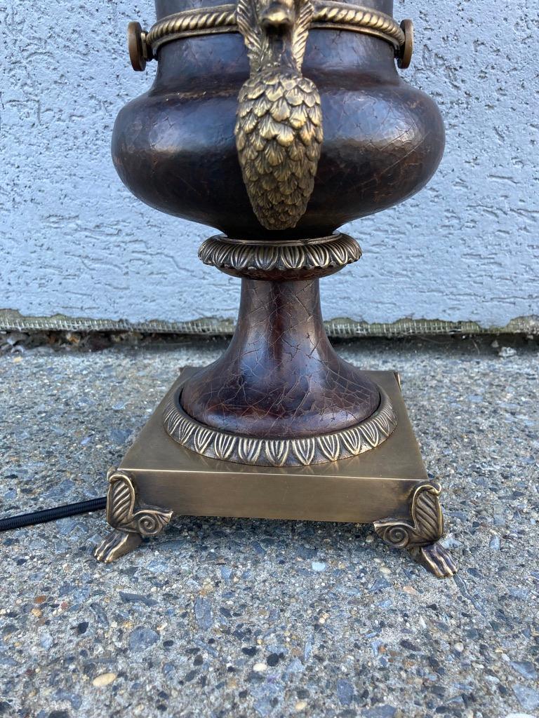 Russische neoklassische Pfauenlampe aus Bronze und Leder in Urnenform, russischer Stil im Angebot 1
