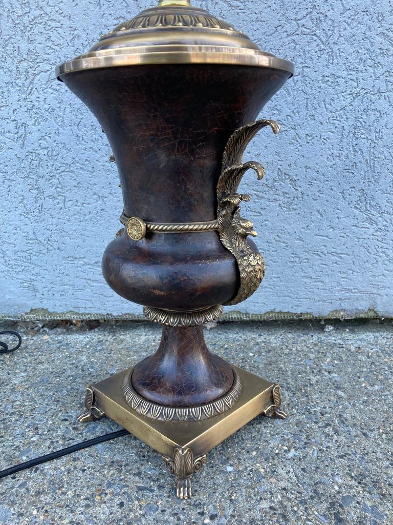 Russische neoklassische Pfauenlampe aus Bronze und Leder in Urnenform, russischer Stil im Angebot 2