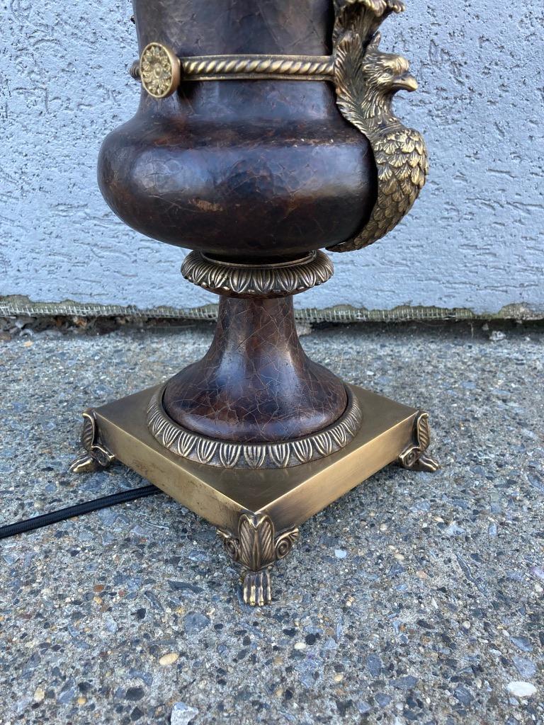 Russische neoklassische Pfauenlampe aus Bronze und Leder in Urnenform, russischer Stil im Angebot 3