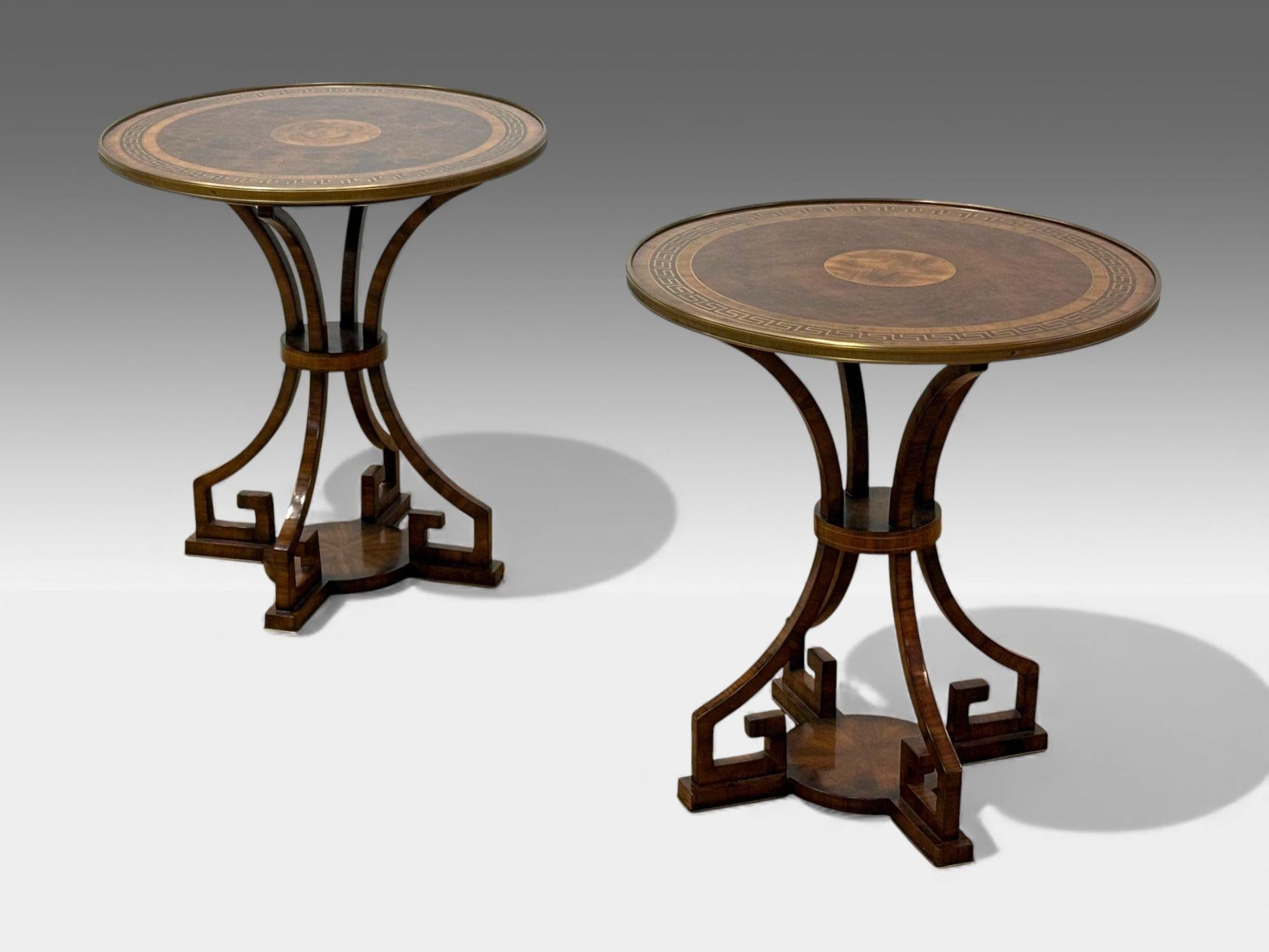 Neoclásico Ruso, Madera de Burl, Latón, Gueridones, Francia, Años 1960

Maravillosa pareja de mesas auxiliares o auxiliares de estilo neoclásico ruso con un motivo de llave griega de latón incrustado. El tablero de la mesa, enmarcado en bronce, es