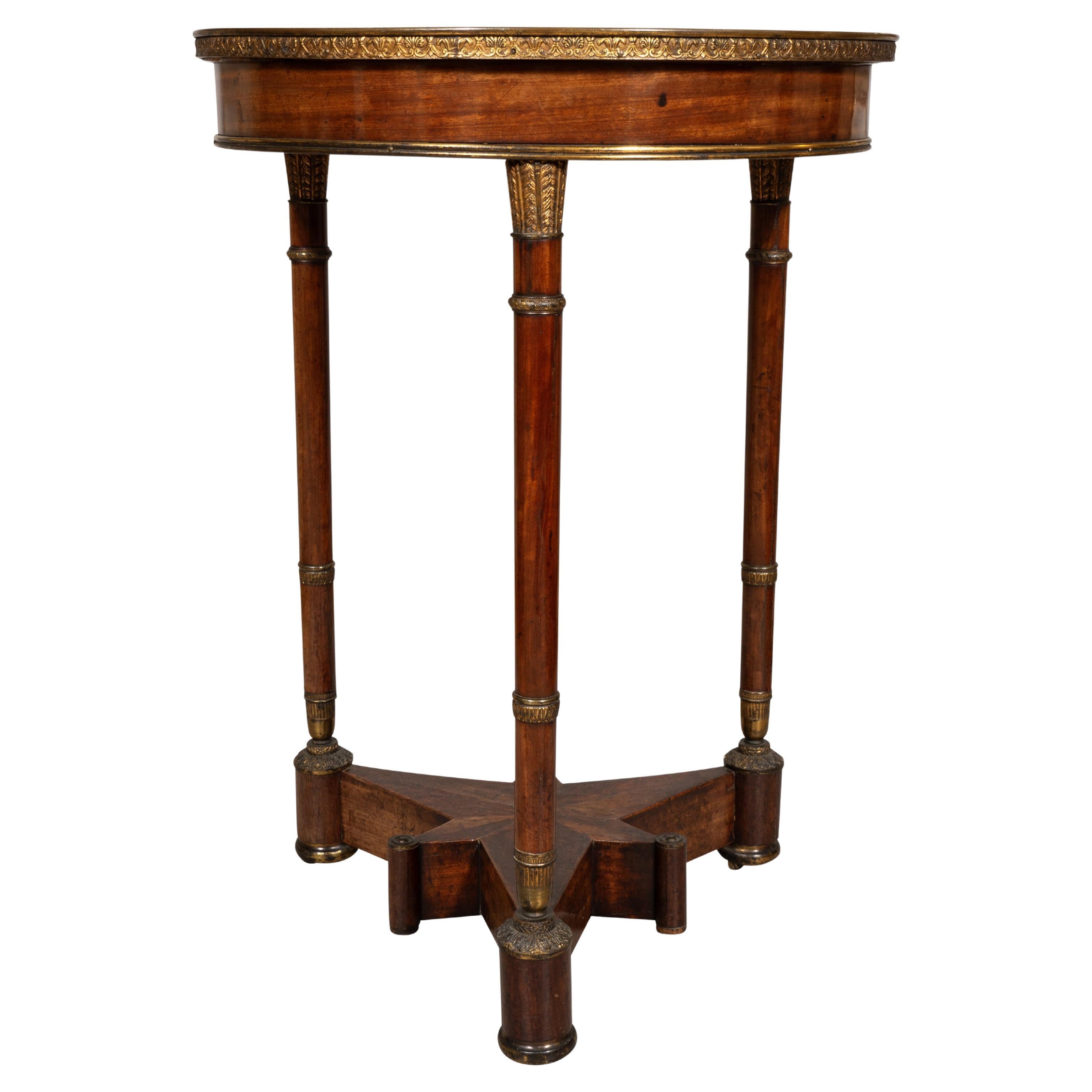 Table russe néoclassique en acajou et bronze