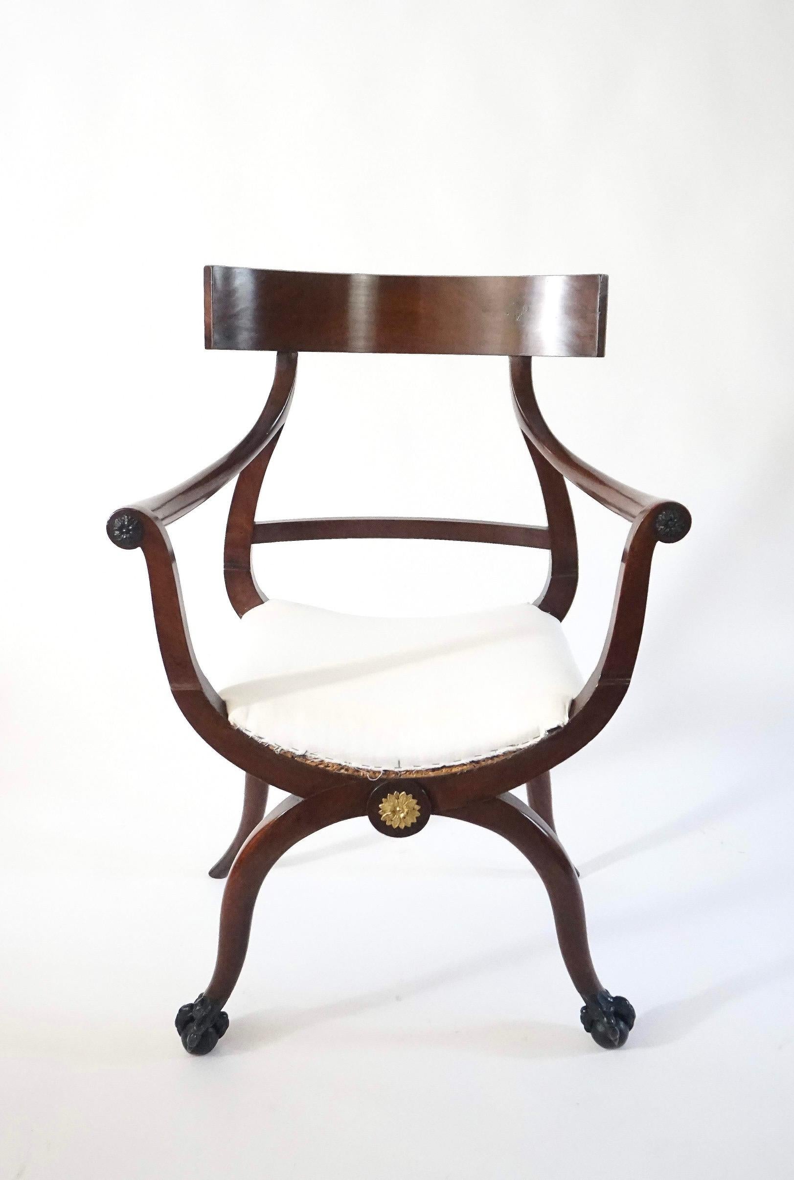 XIXe siècle Paire de fauteuils néoclassiques russes en acajou, vers 1800 en vente