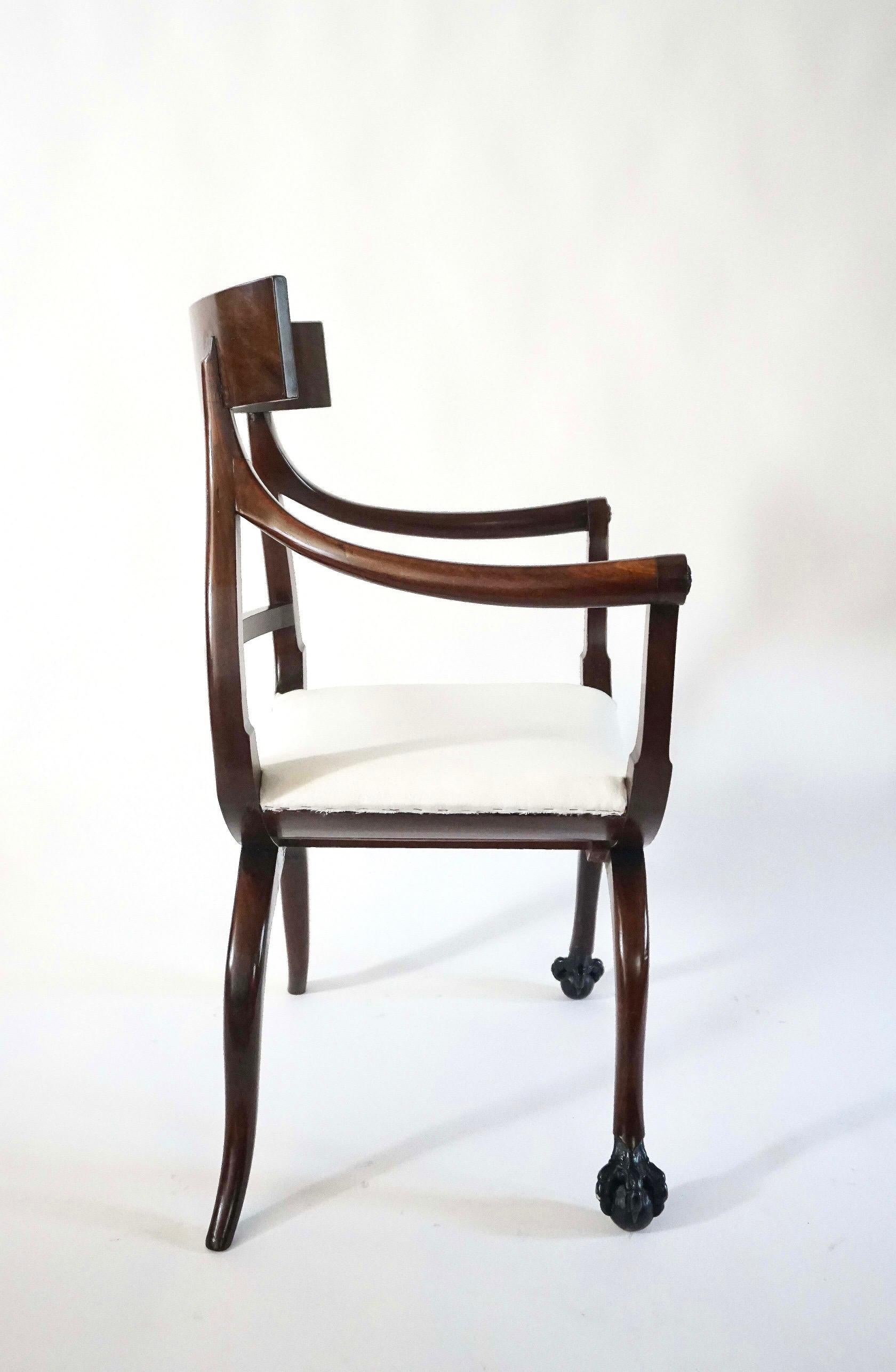 Métal Paire de fauteuils néoclassiques russes en acajou, vers 1800 en vente