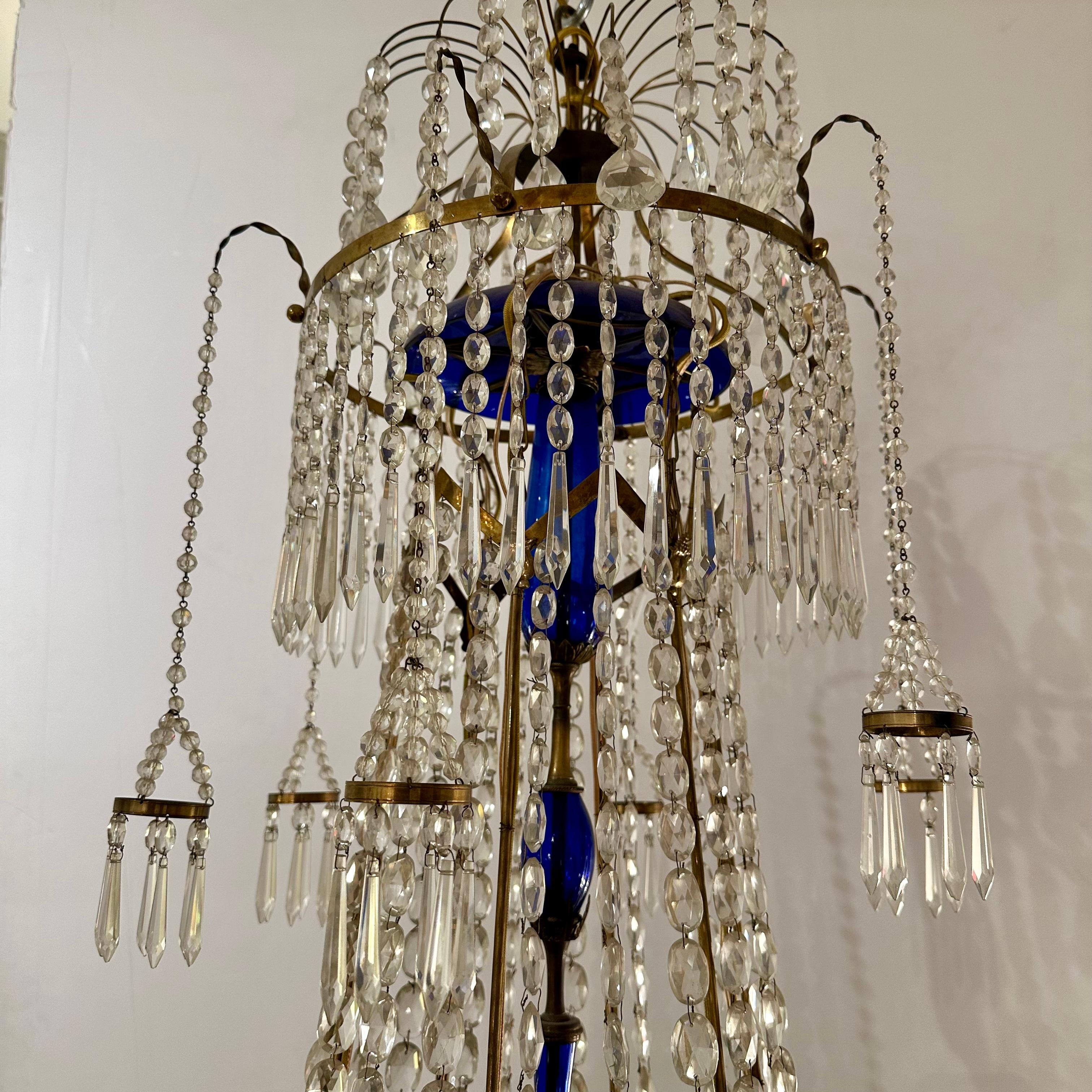 Uno spettacolare lampadario neoclassico russo a sei luci proveniente dalla Russia del 1800 circa. Il balaustro centrale, la base e la parte superiore sono in vetro blu cobalto, sormontati da una 