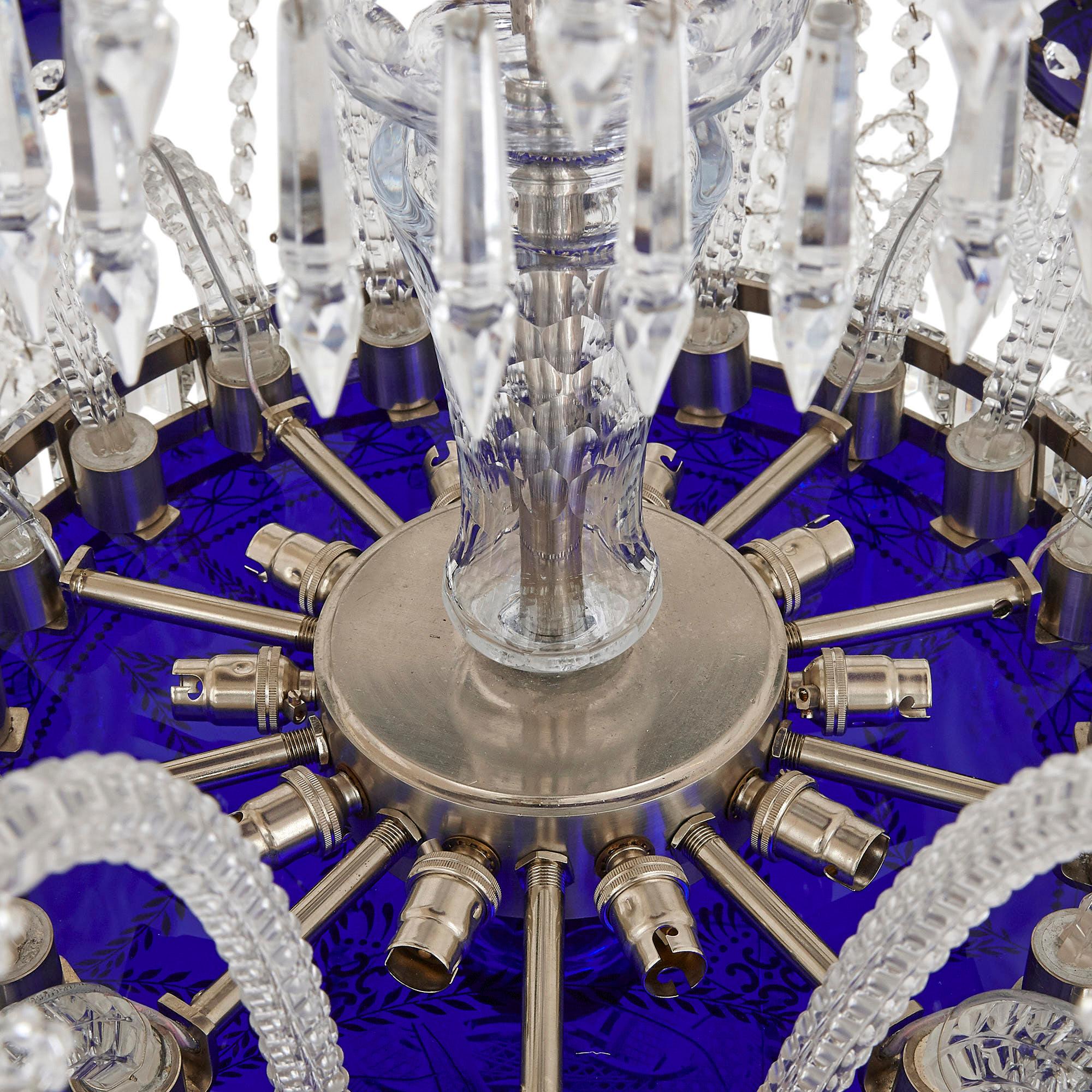 Russischer Kronleuchter aus klarem und blauem geschliffenem Glas im neoklassischen Stil (20. Jahrhundert) im Angebot